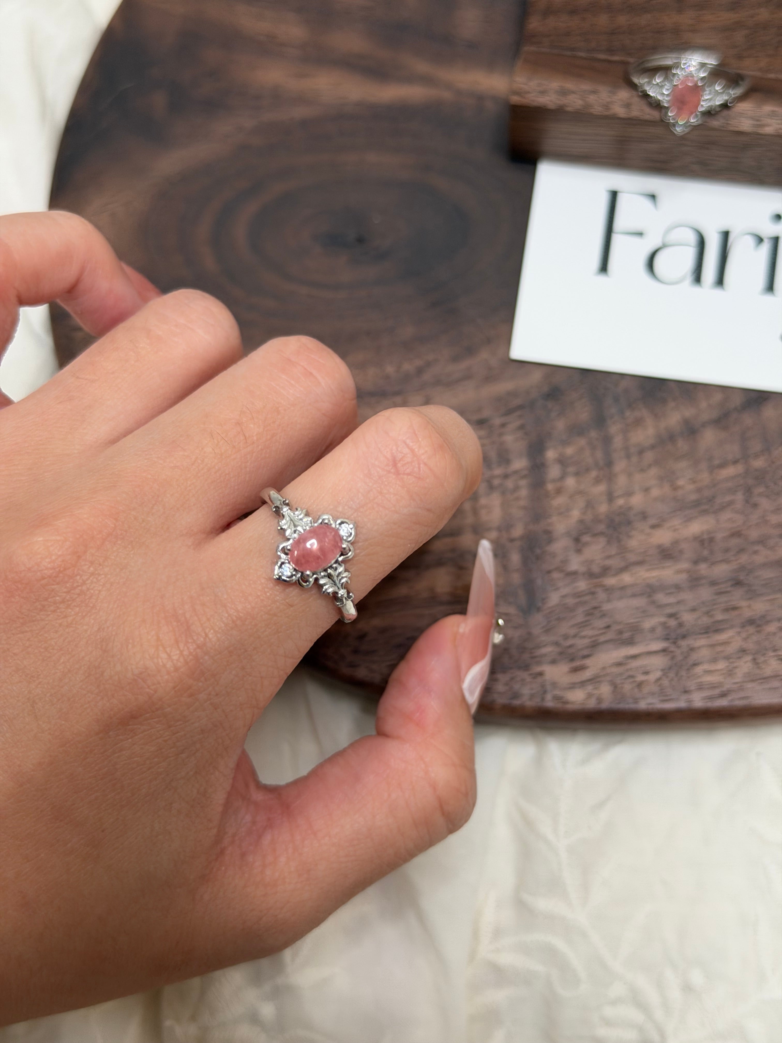 鏤空雙尖紅紋石戒指