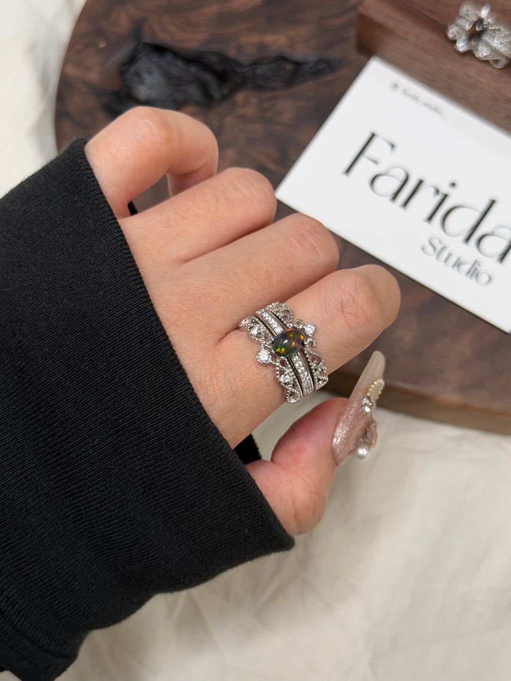 三戴黑澳寶戒指