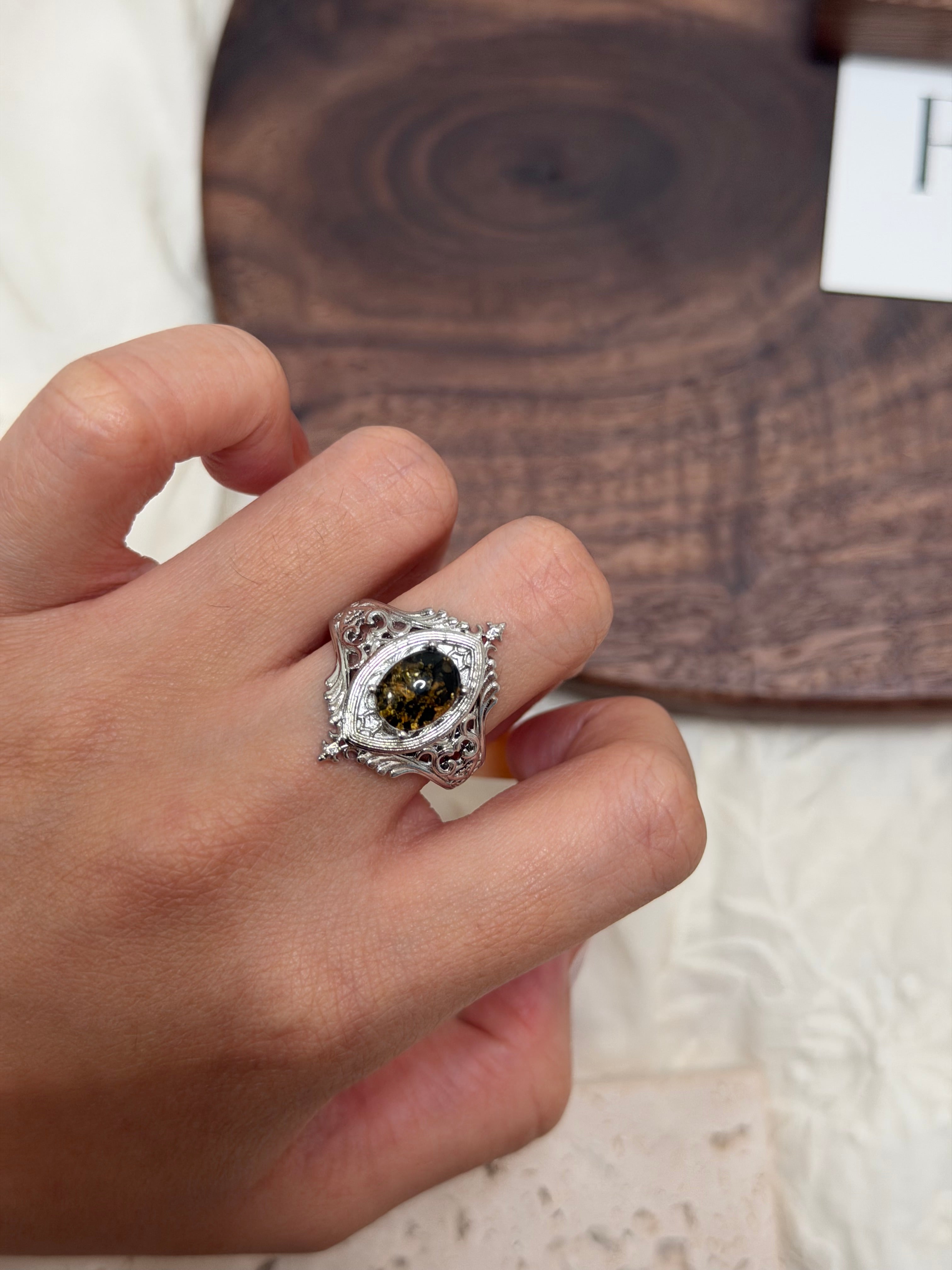 鏤空花紋綠珀戒指