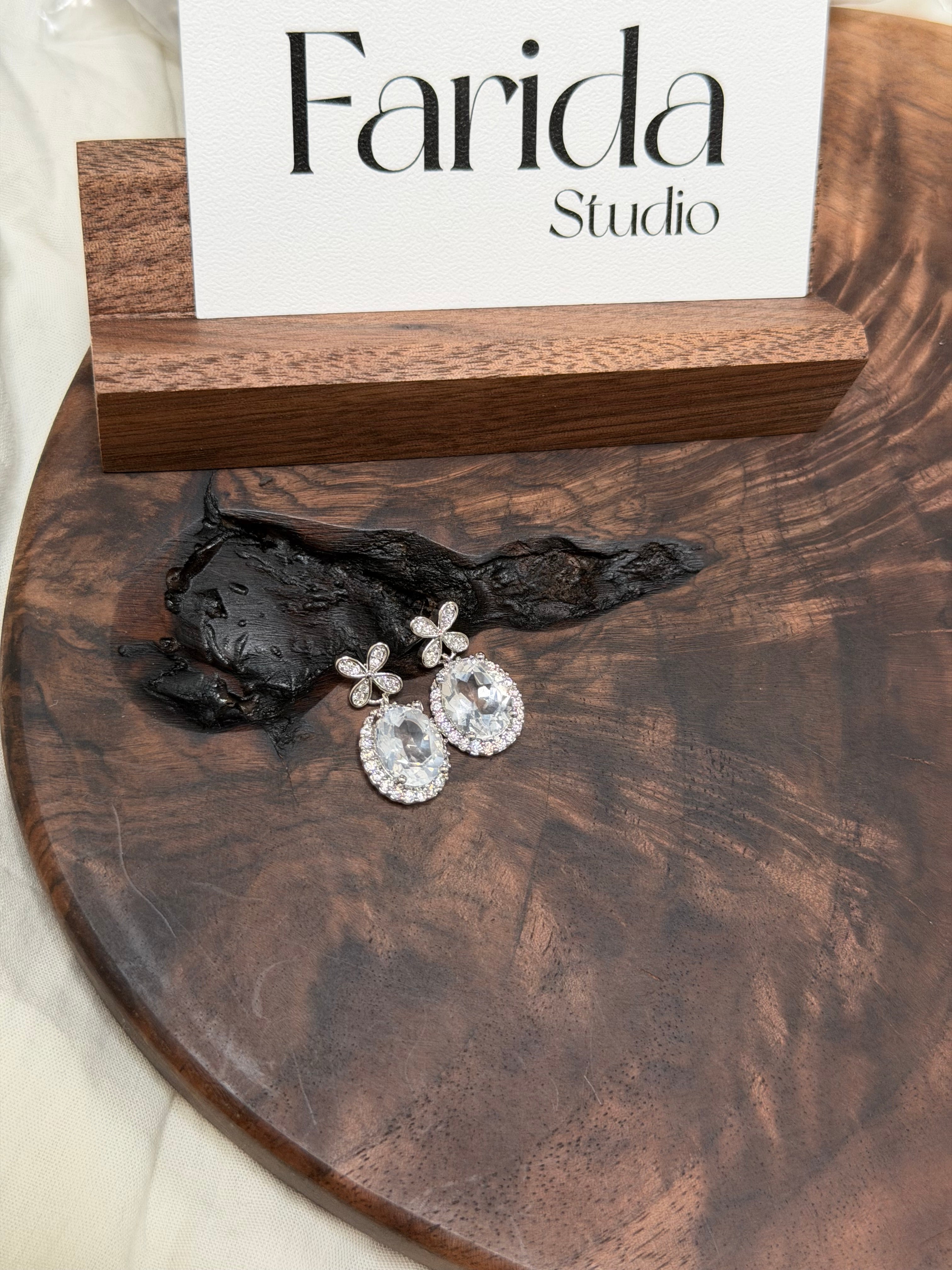 S925銀針四葉菜白水晶耳環