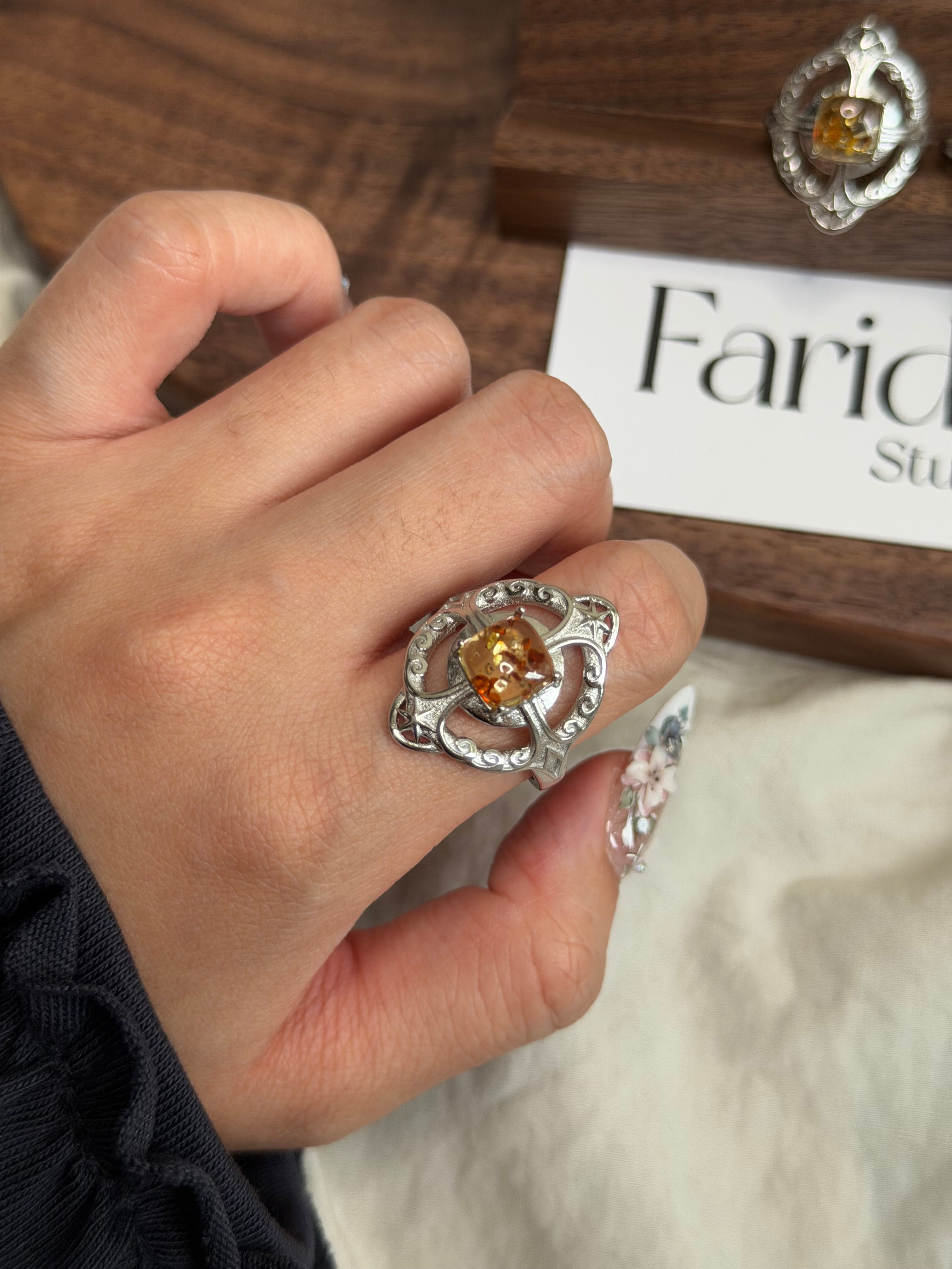 盾牌款花珀戒指