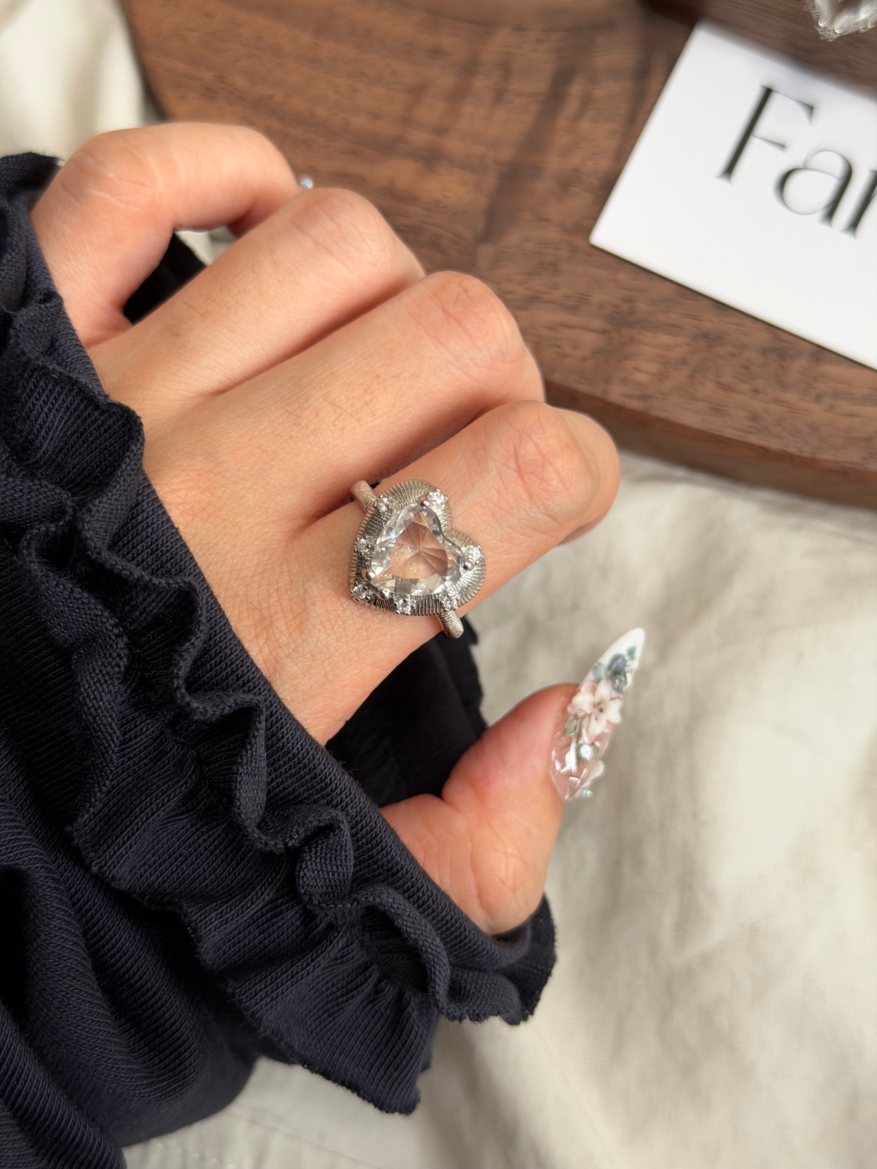 拉絲工藝愛心白水晶戒指