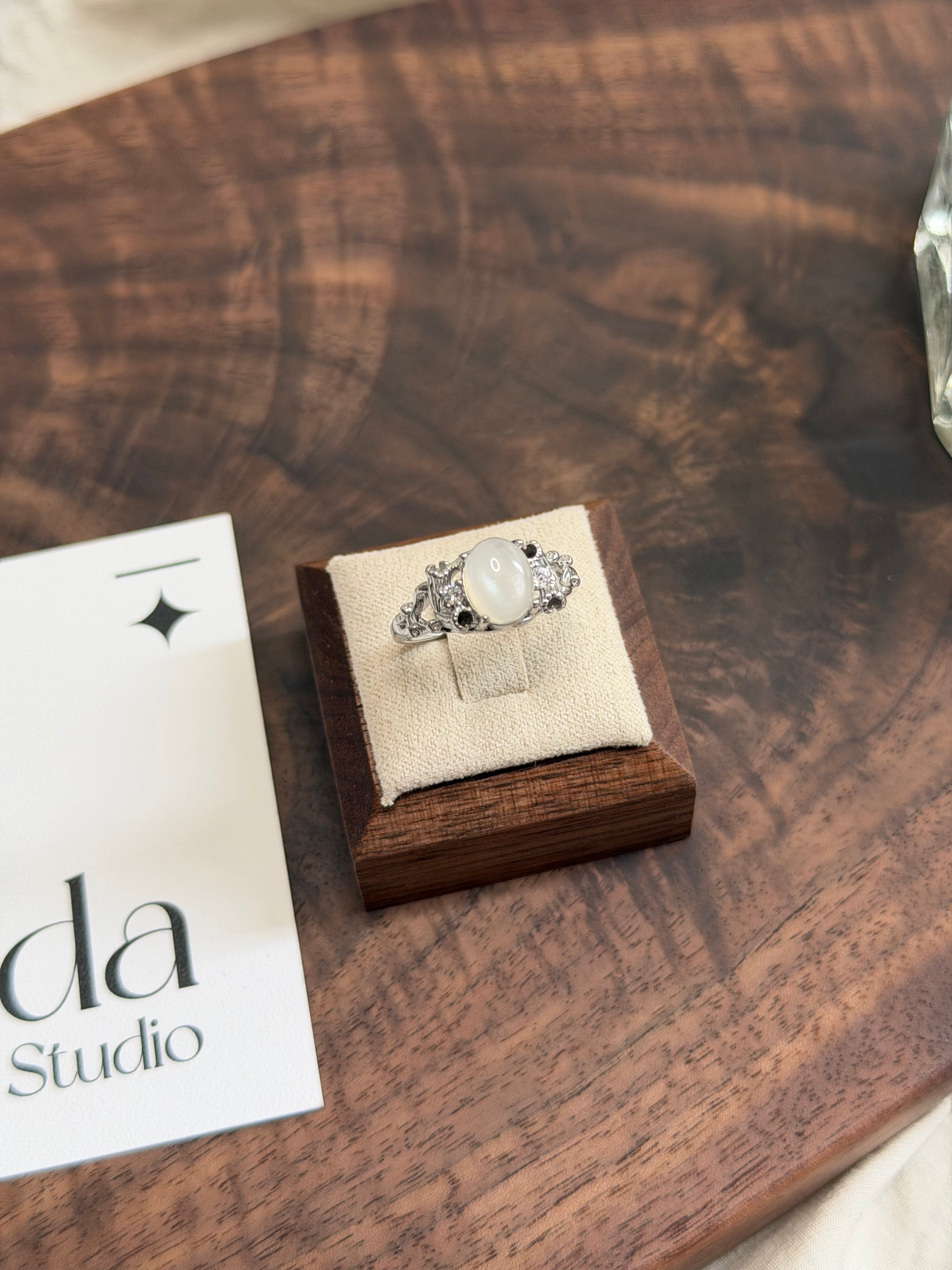 白月亮石樓空戒指