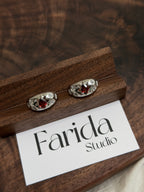 鑲嵌雕花石榴石戒指