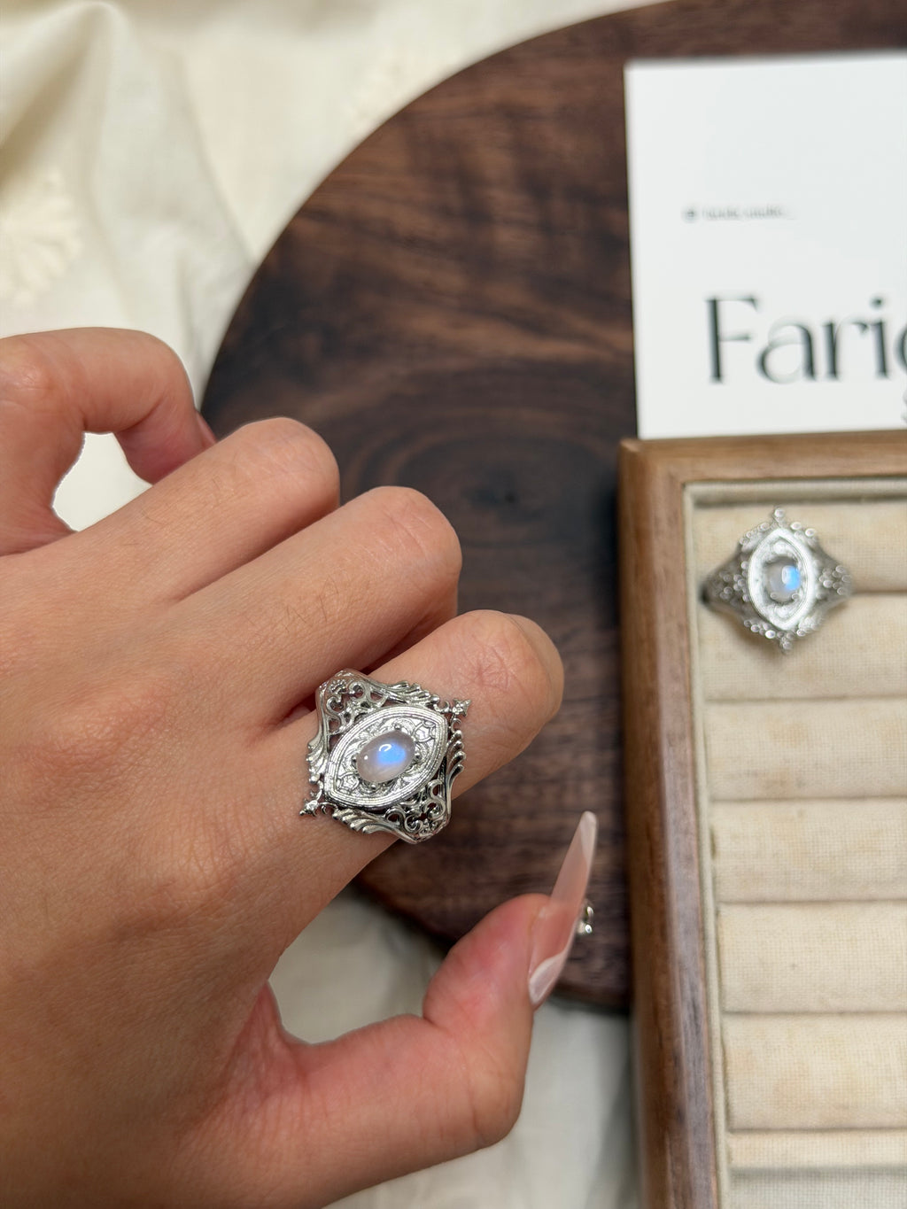 鏤空雕花藍月光石戒指