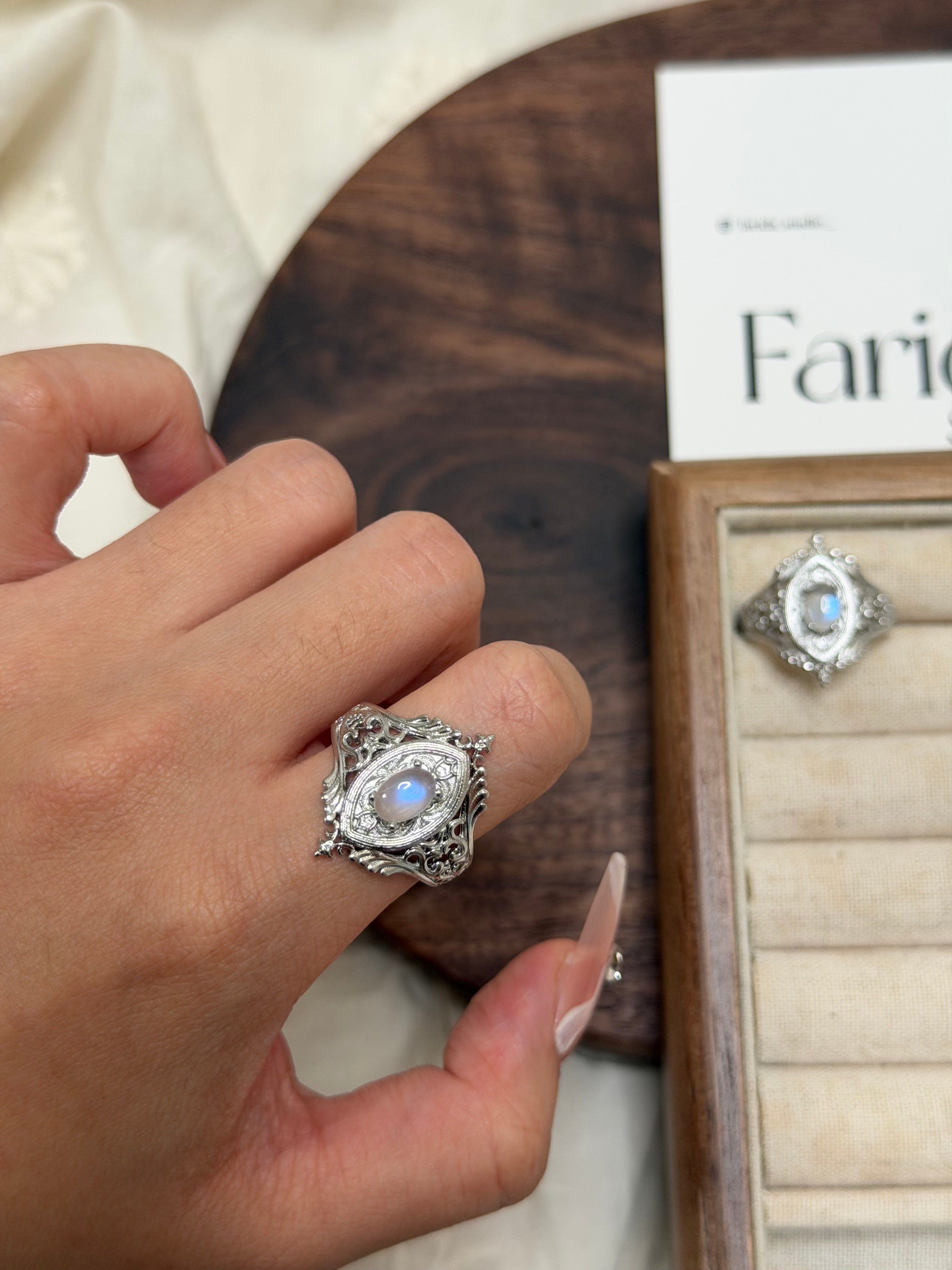 鏤空雕花藍月光石戒指