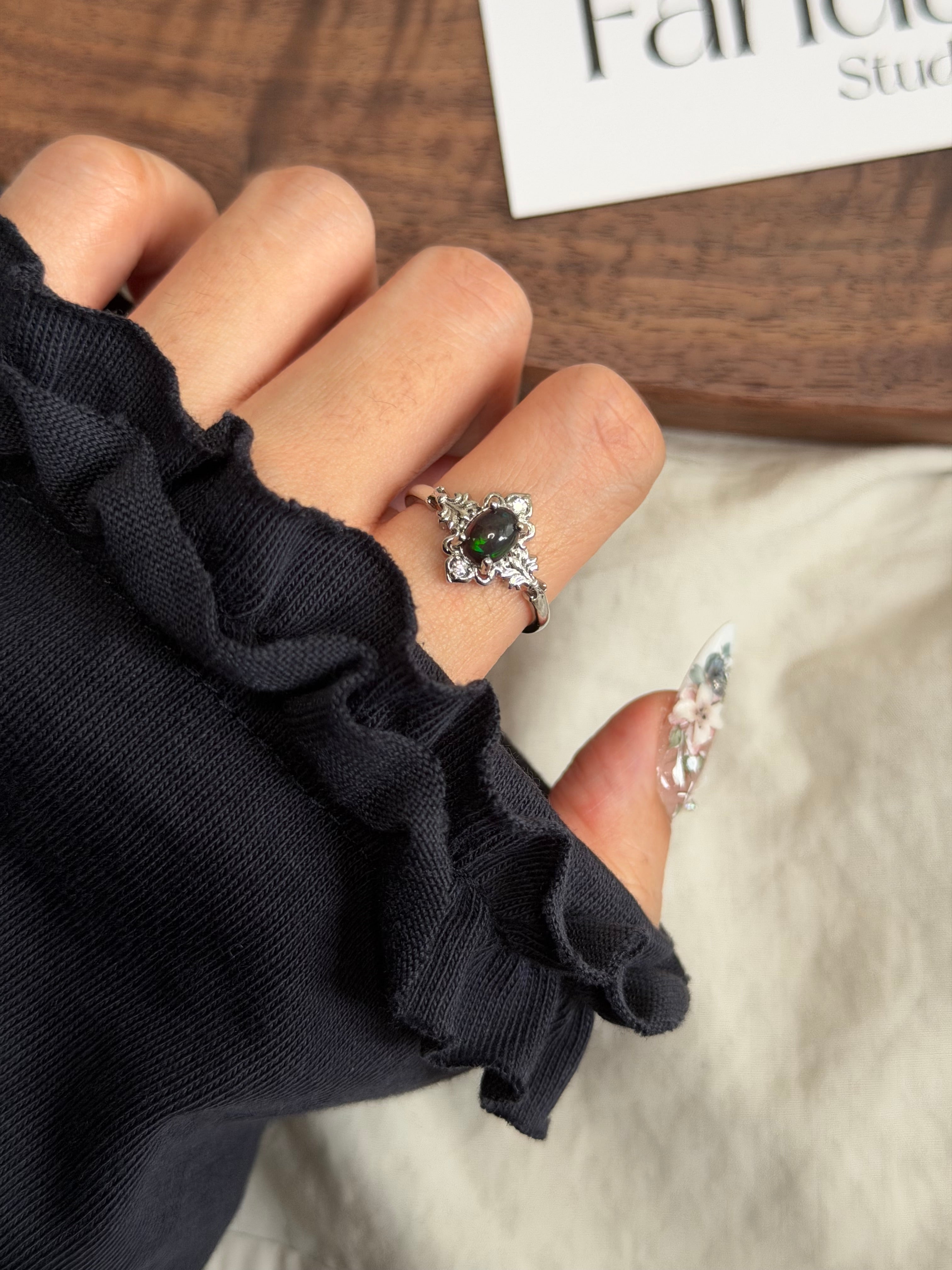 黑澳寶簡約小戒指