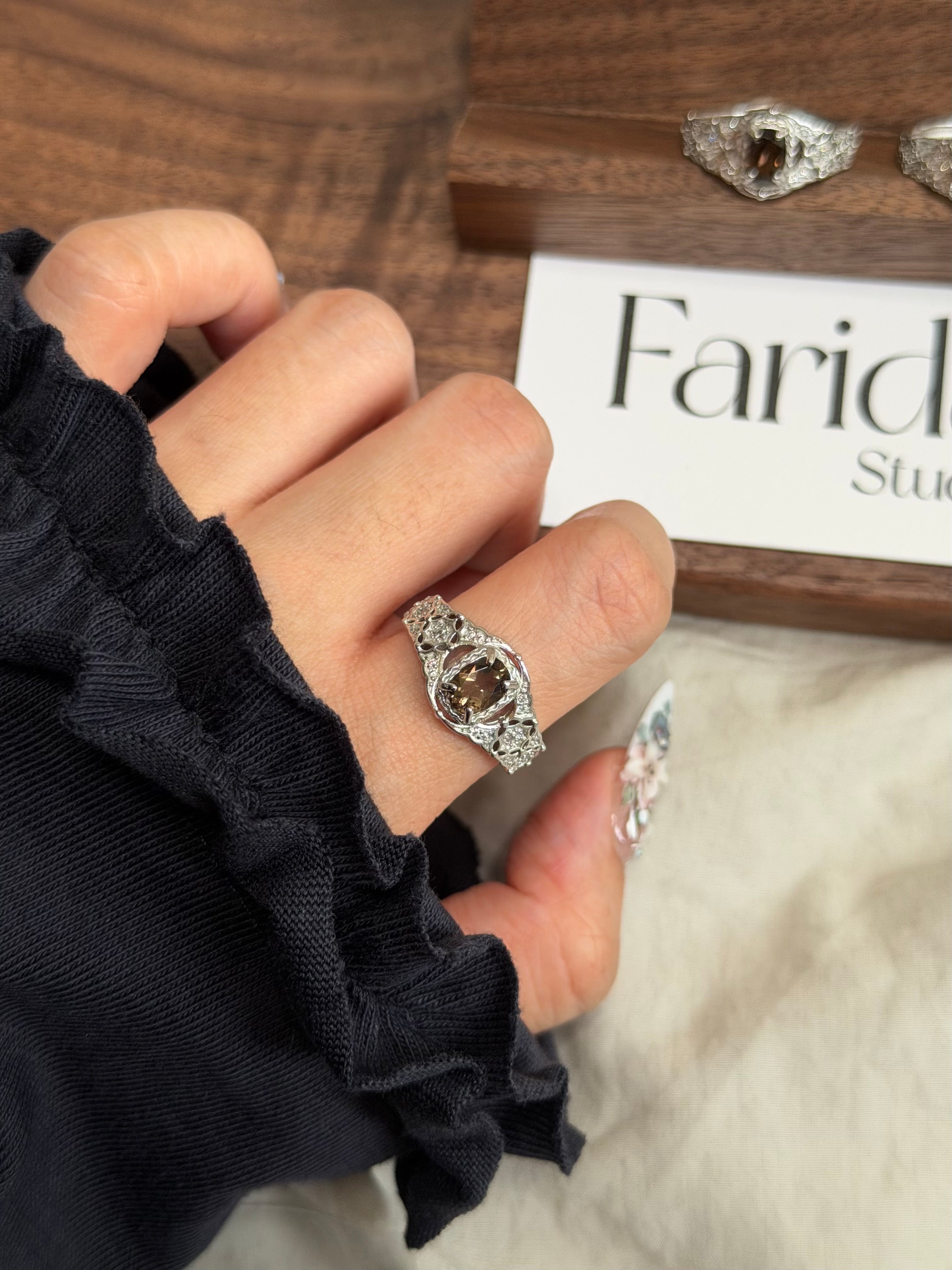 錶帶寬茶水晶戒指