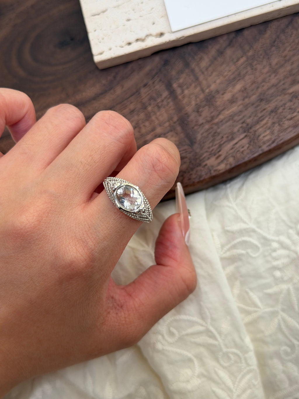 白水晶橫托戒指