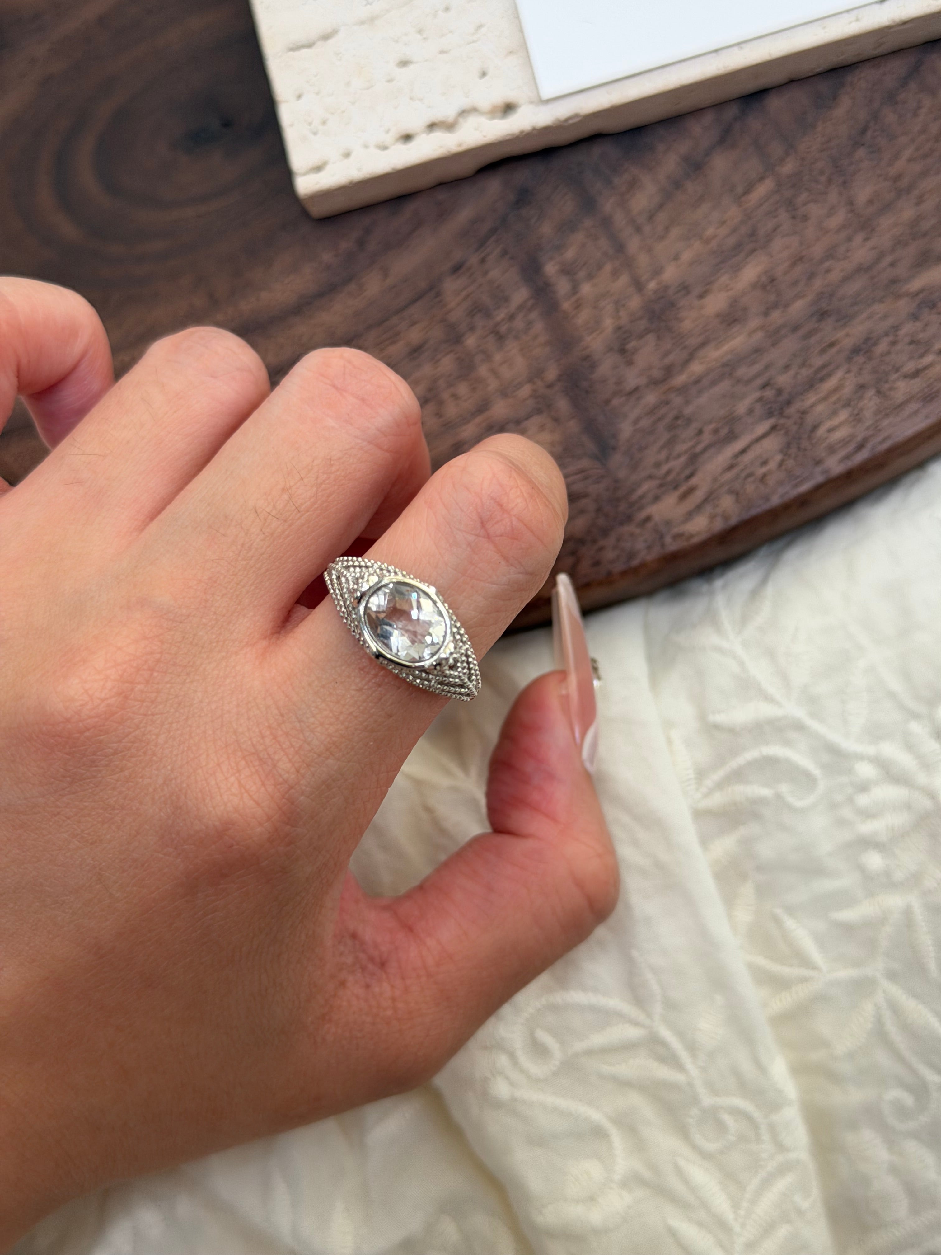 白水晶橫托戒指