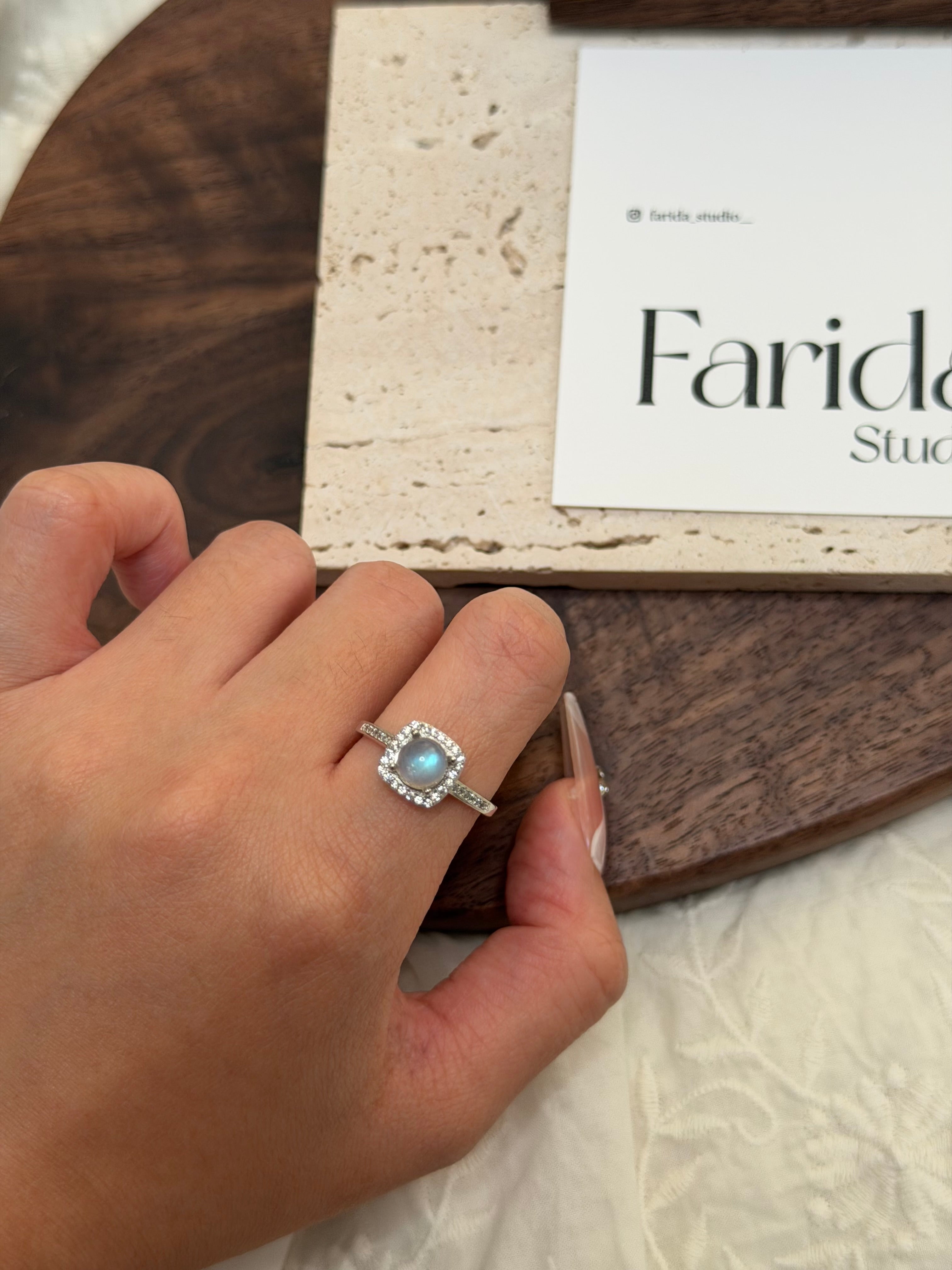 方托灰月光石戒指