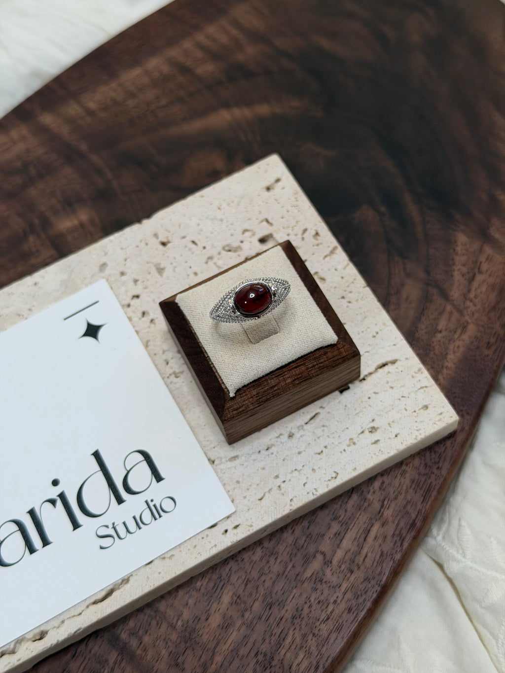 紅石榴石橫托戒指