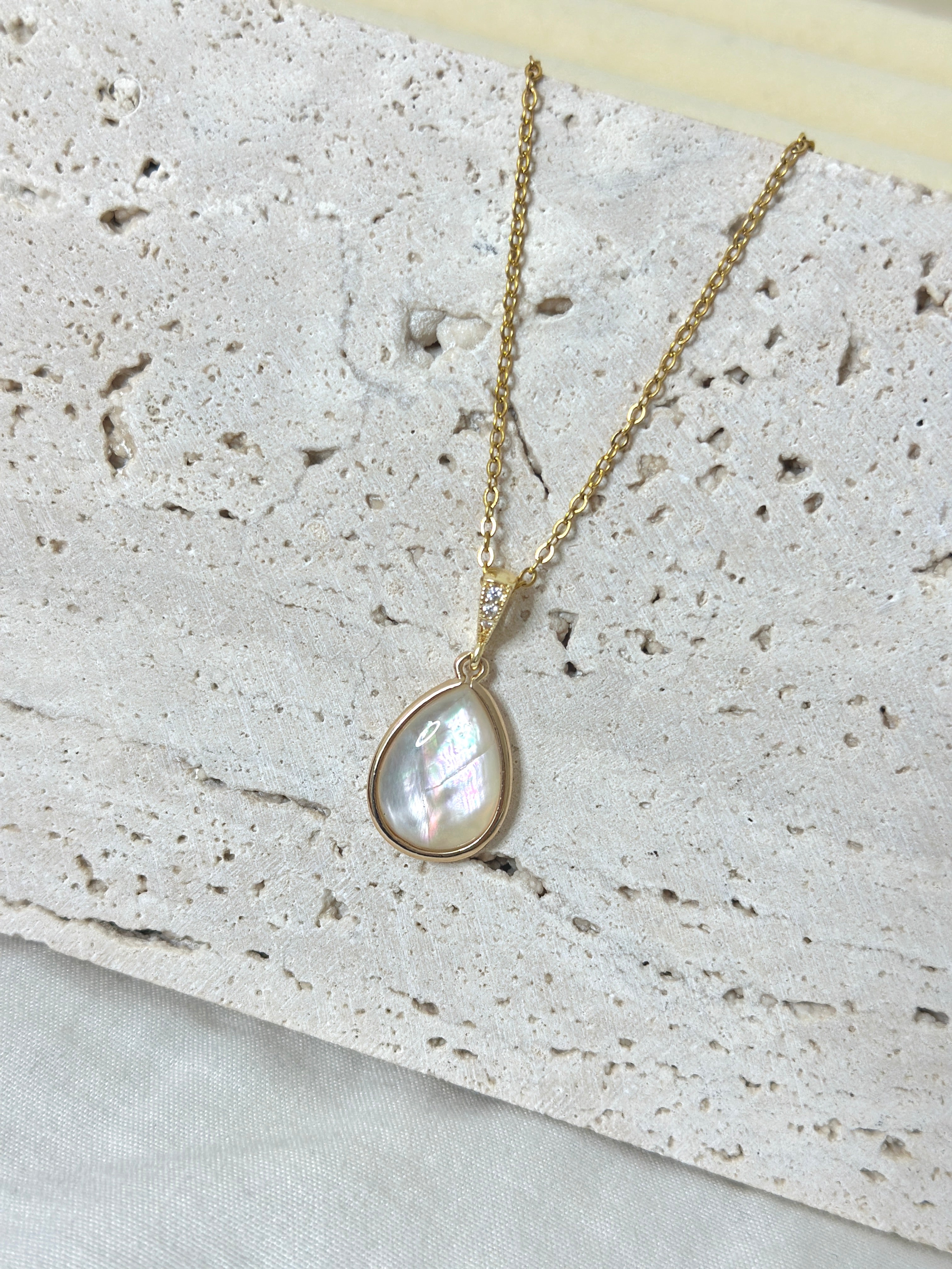 白貝金色水滴吊墜