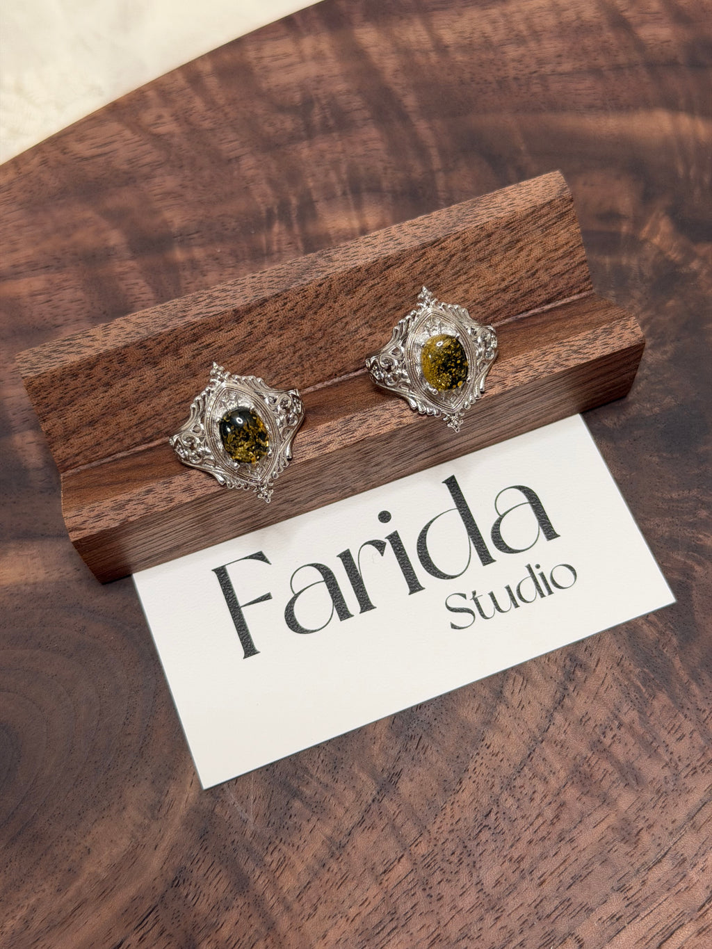 鏤空花紋綠珀戒指