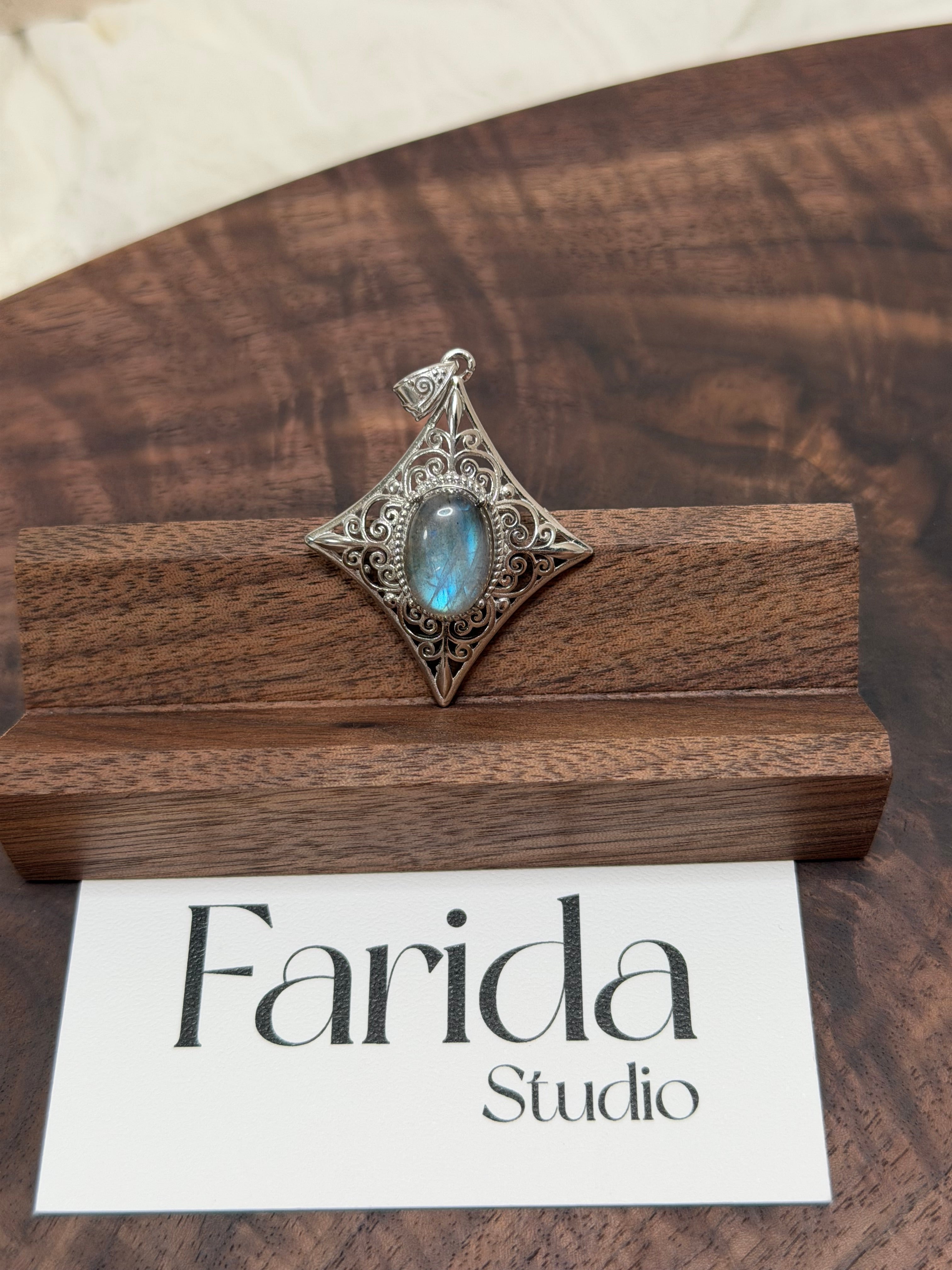 拉長石鏤空吊墜