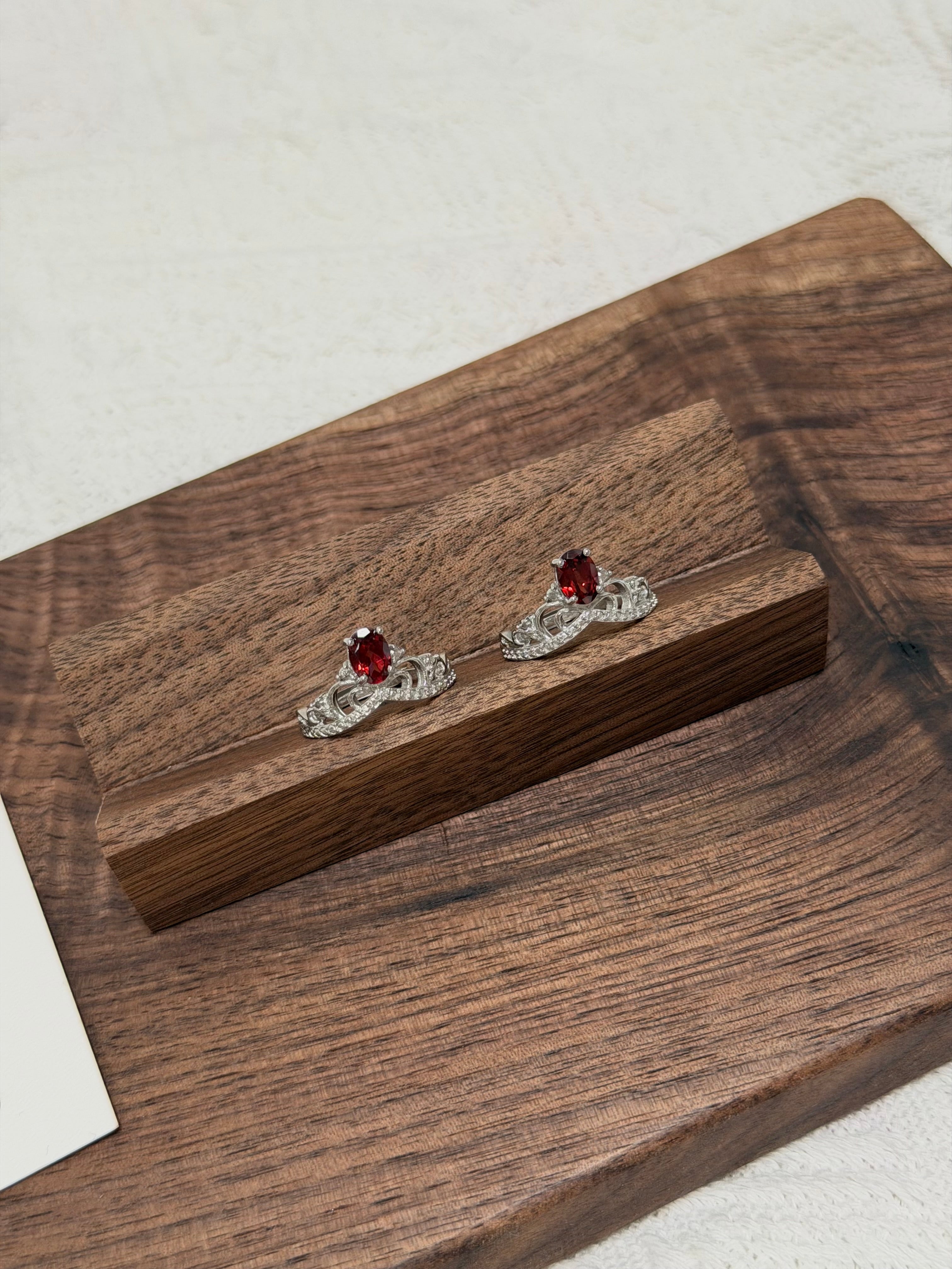 皇冠紅石榴石戒指