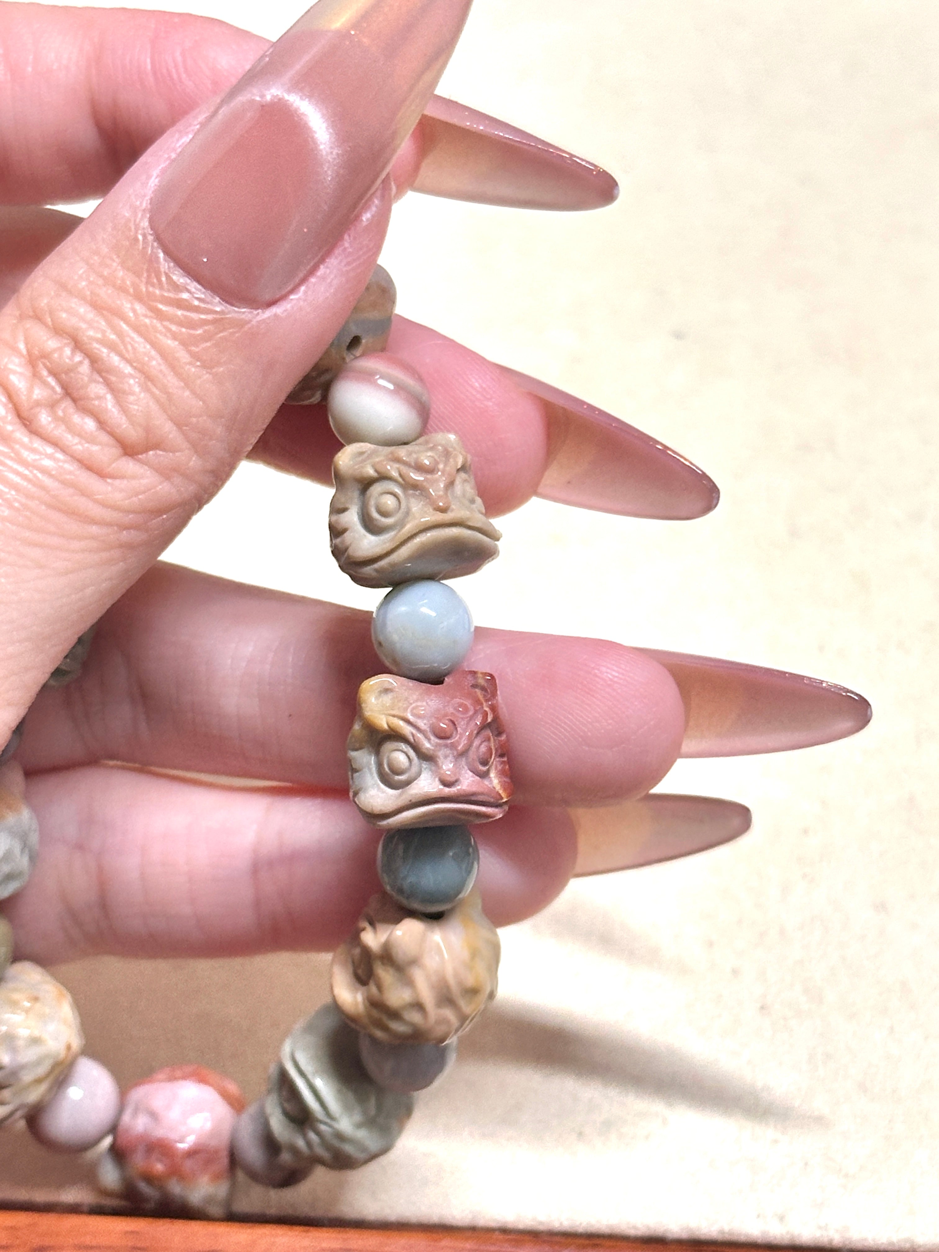 雕刻醒獅阿拉善手串