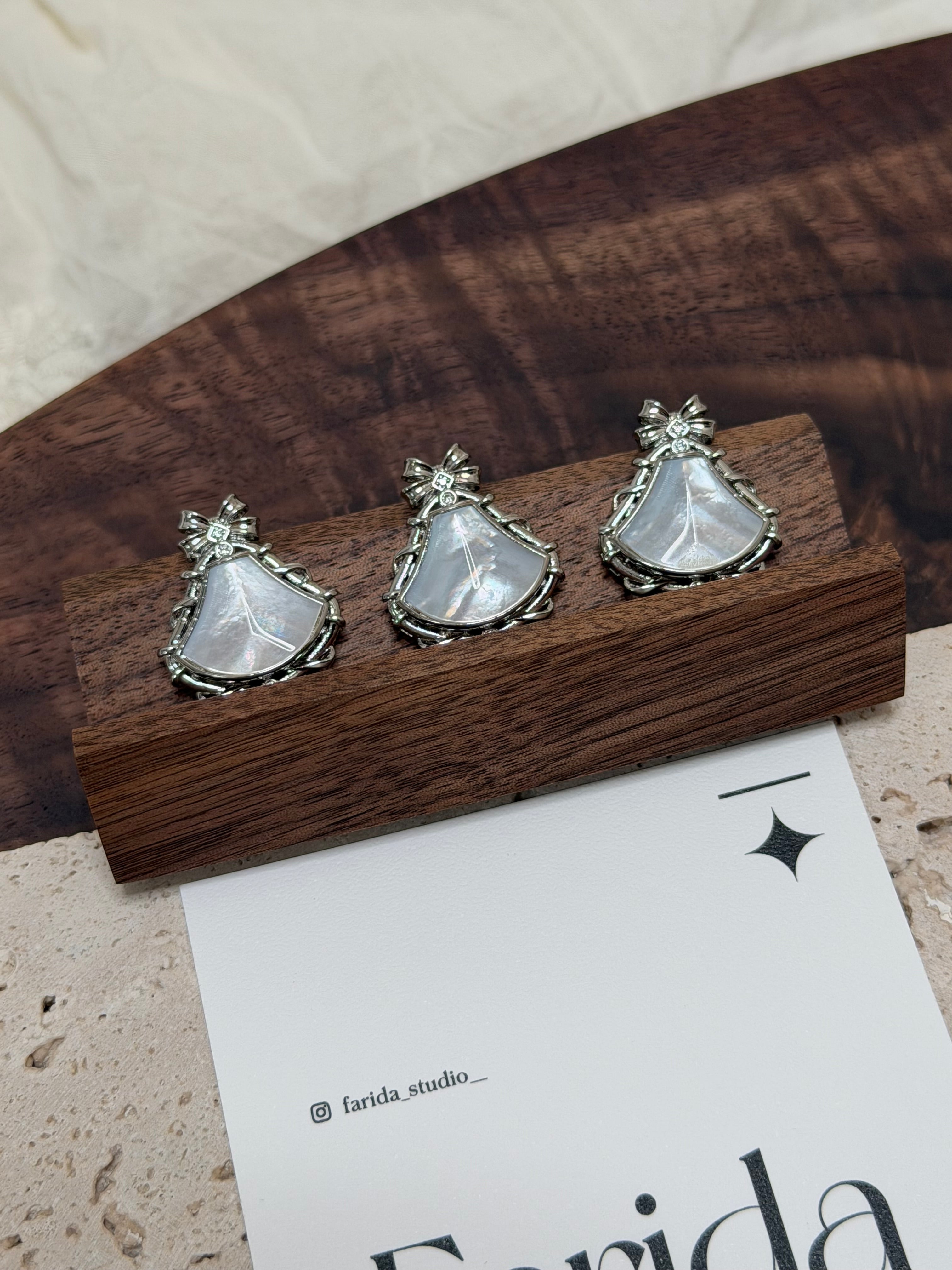 白貝母裙擺吊墜