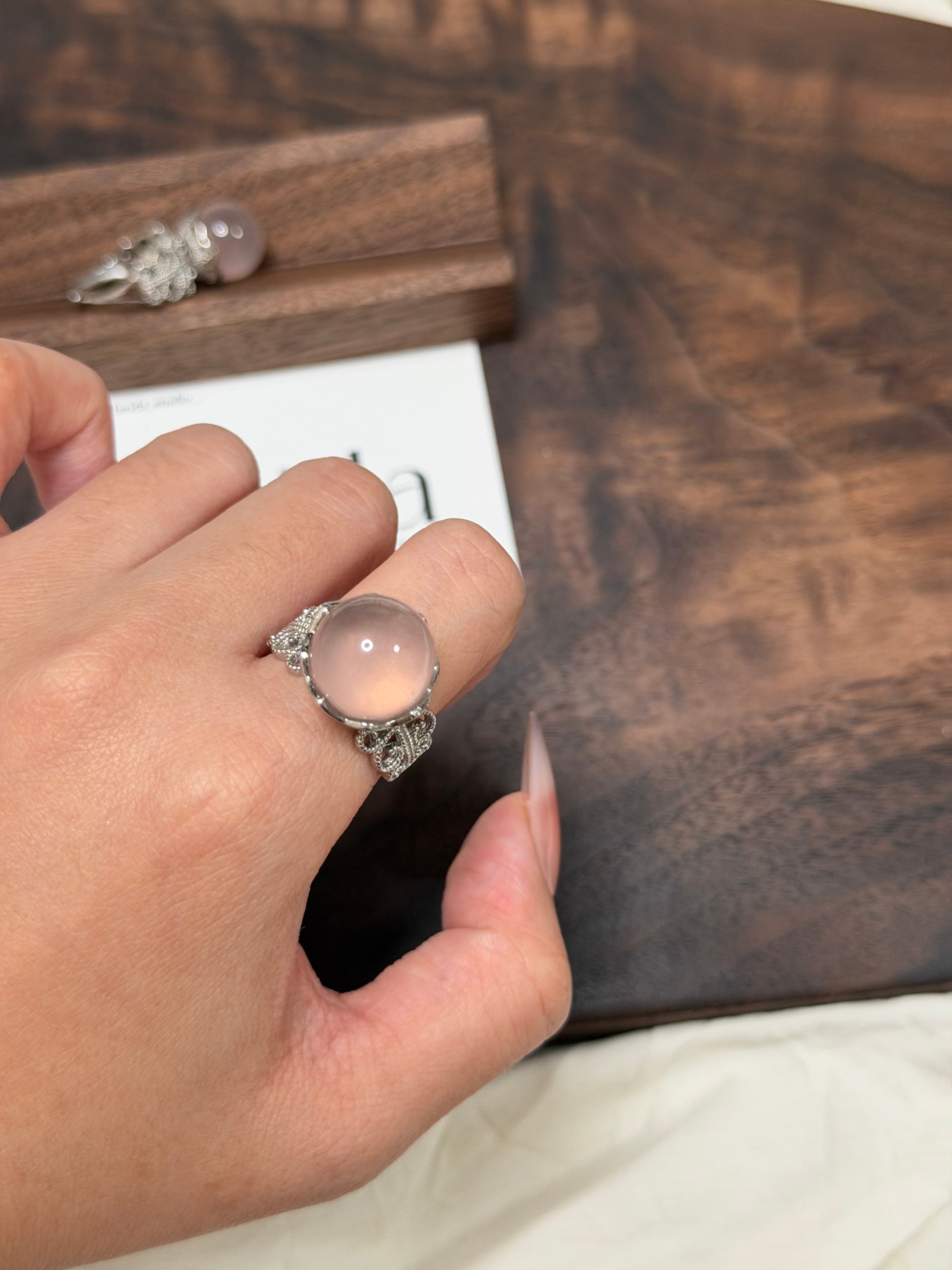 蕾絲托粉水晶球戒指