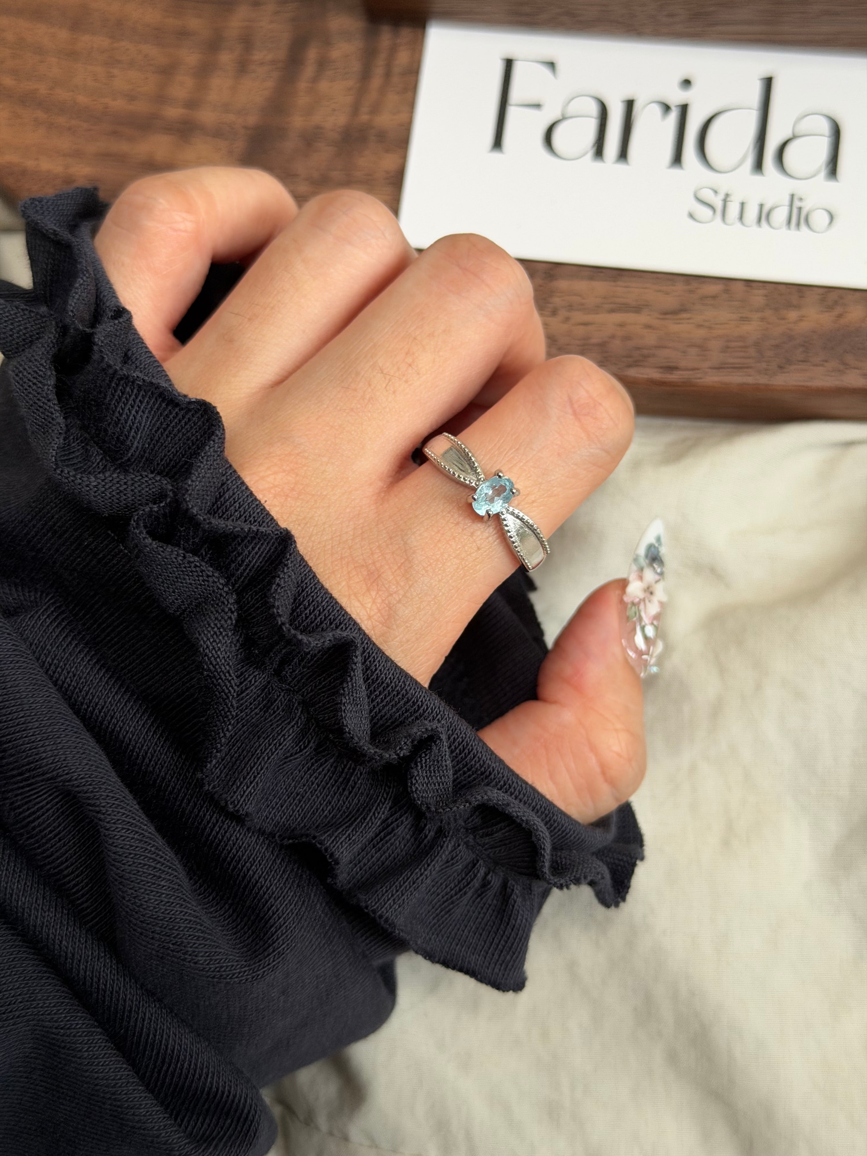 絲帶藍托帕戒指