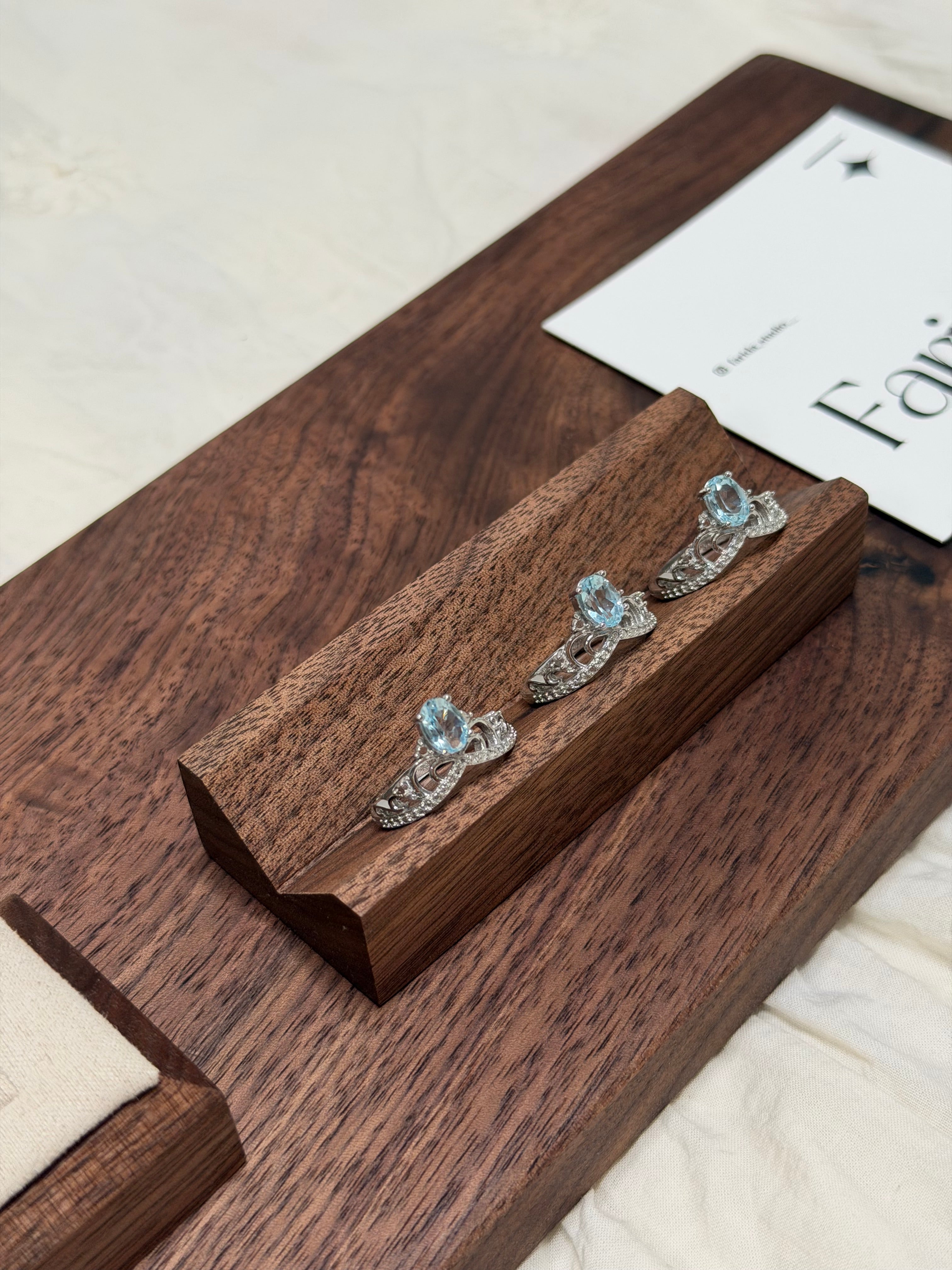 皇冠藍托帕戒指