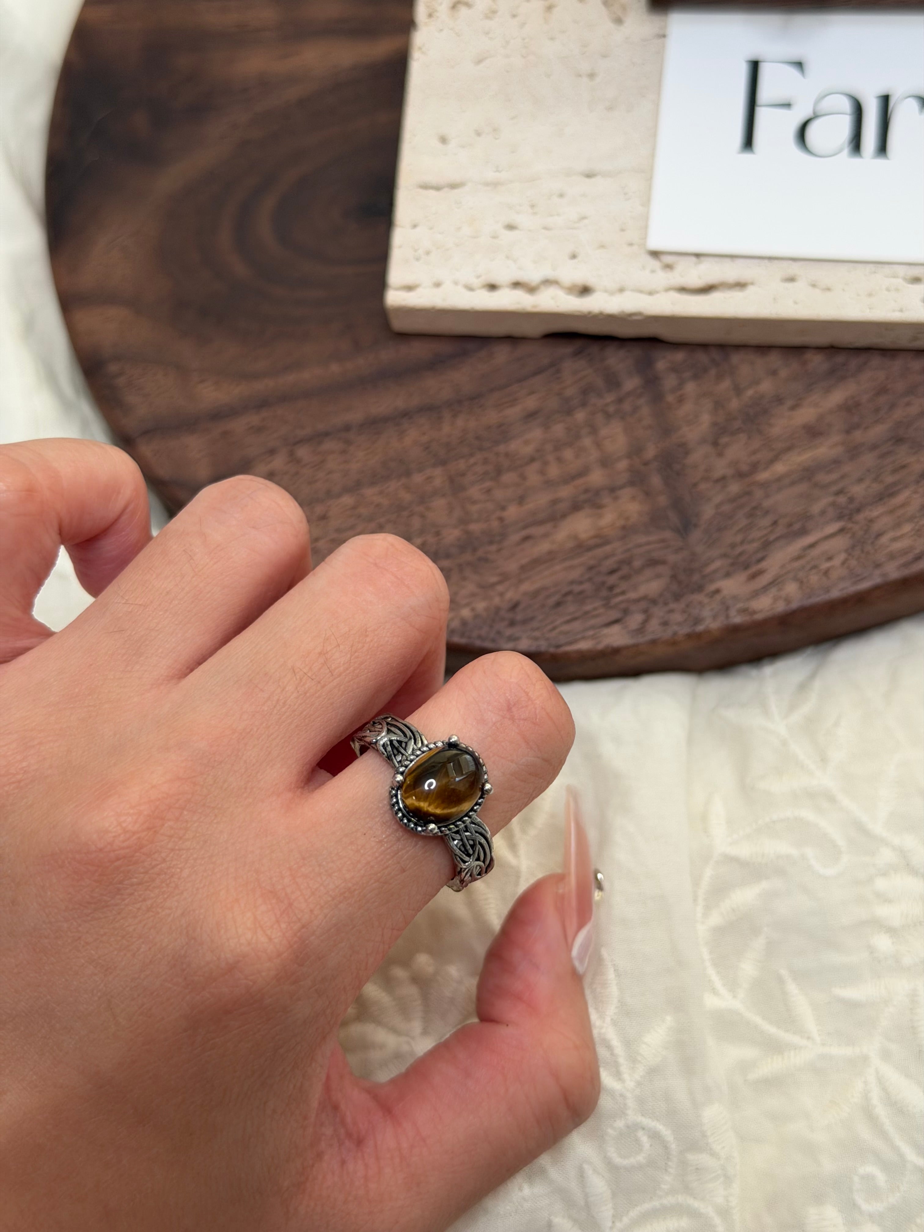 雕刻戒壁黃虎眼石戒指