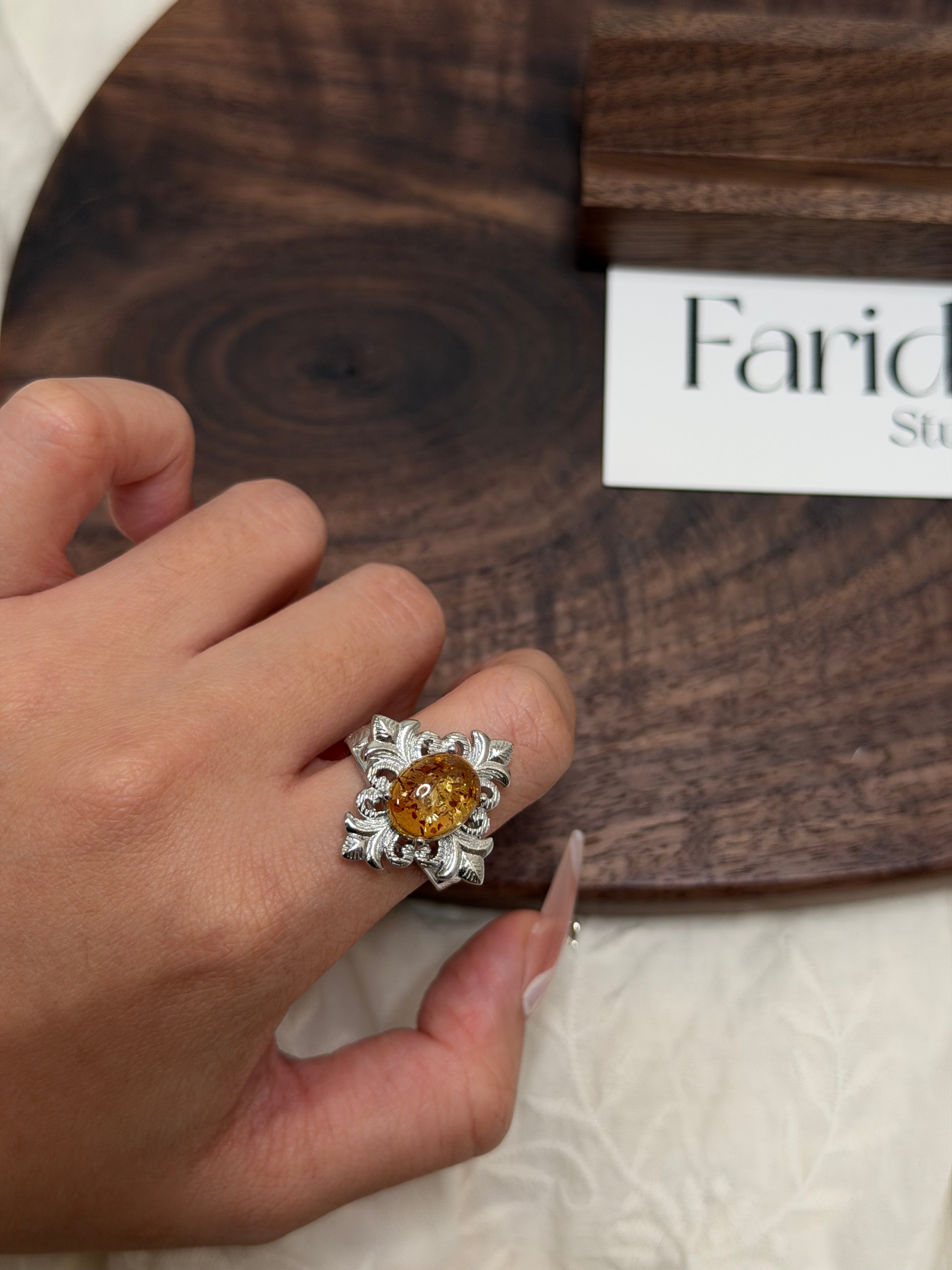 鏤空花紋花珀戒指