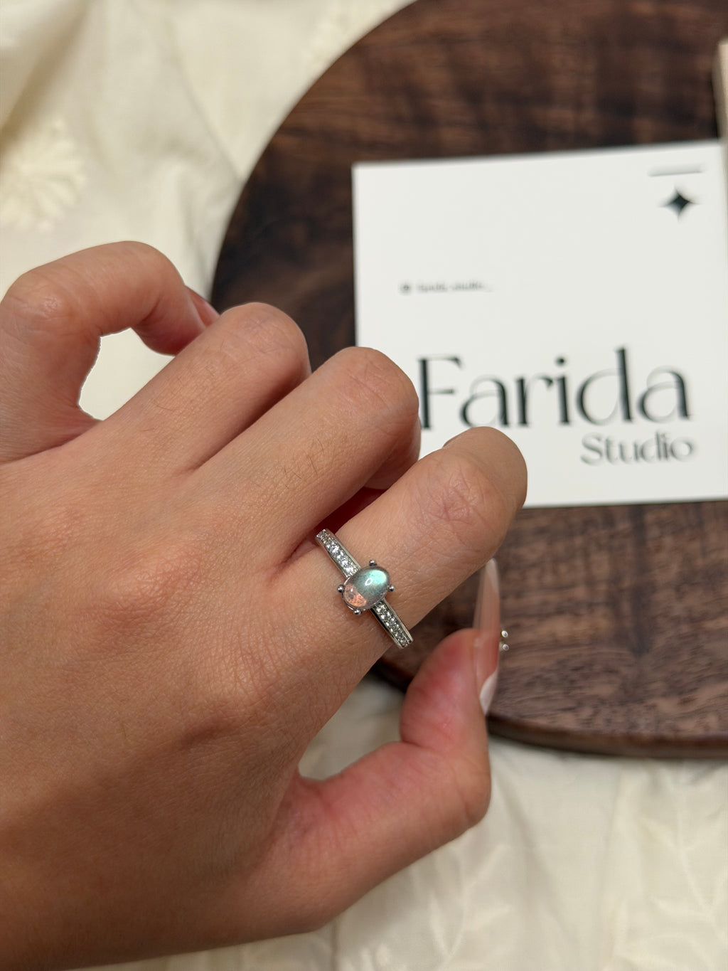 疊戴灰月光石戒指