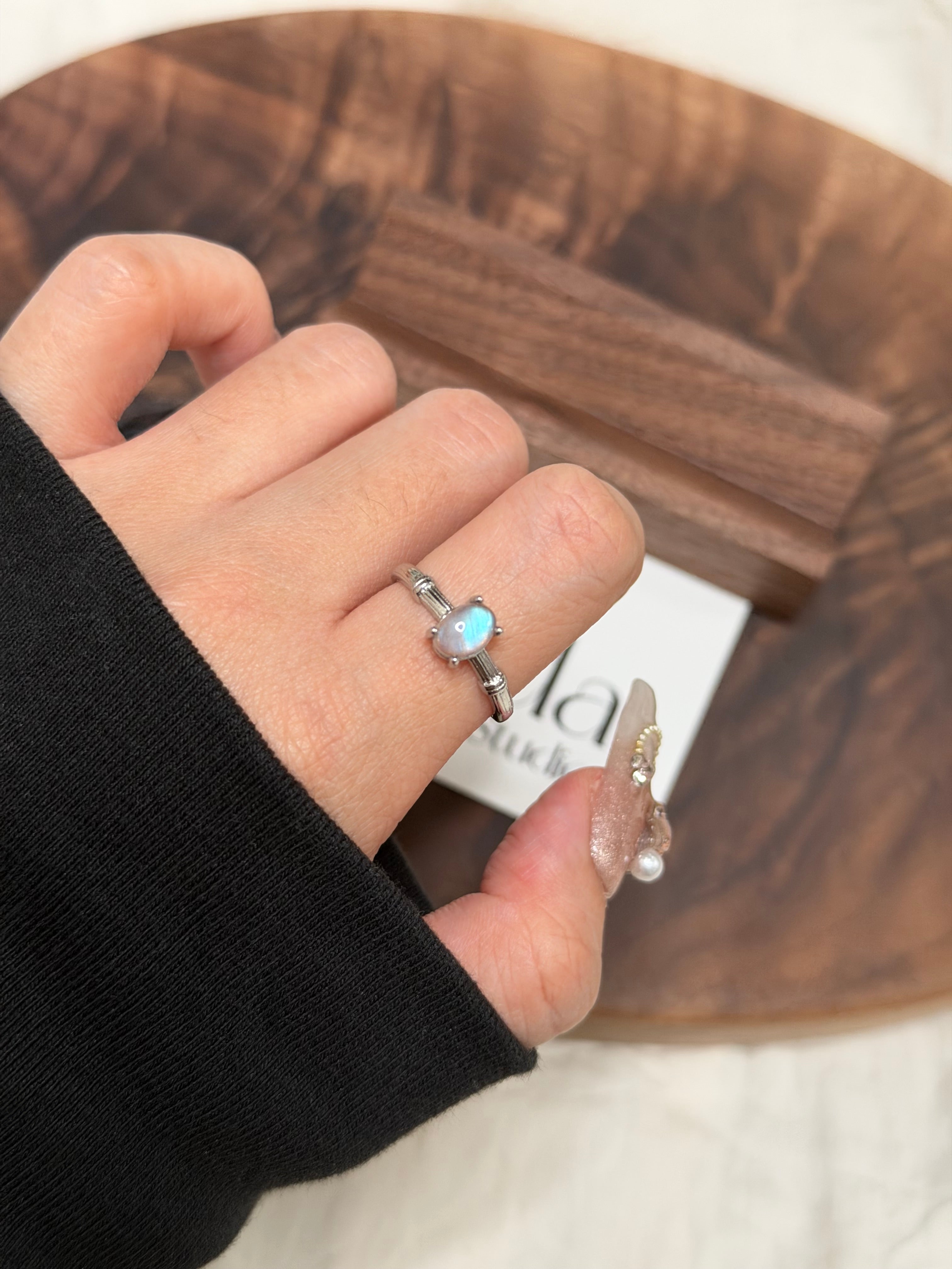 簡約款灰月光戒指