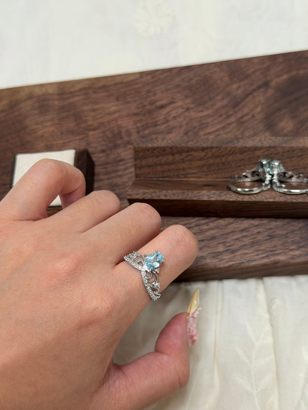 皇冠藍托帕戒指