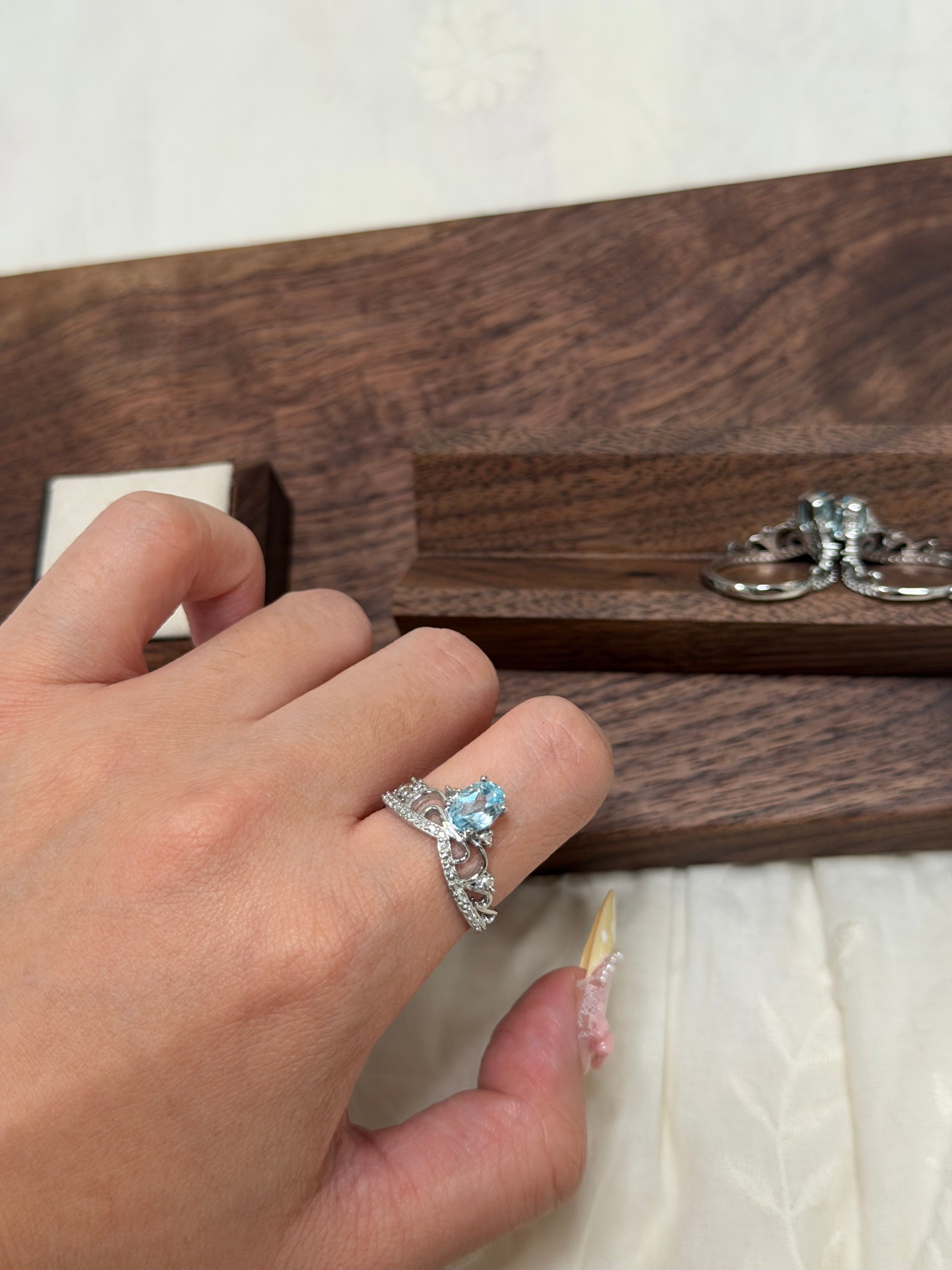 皇冠藍托帕戒指