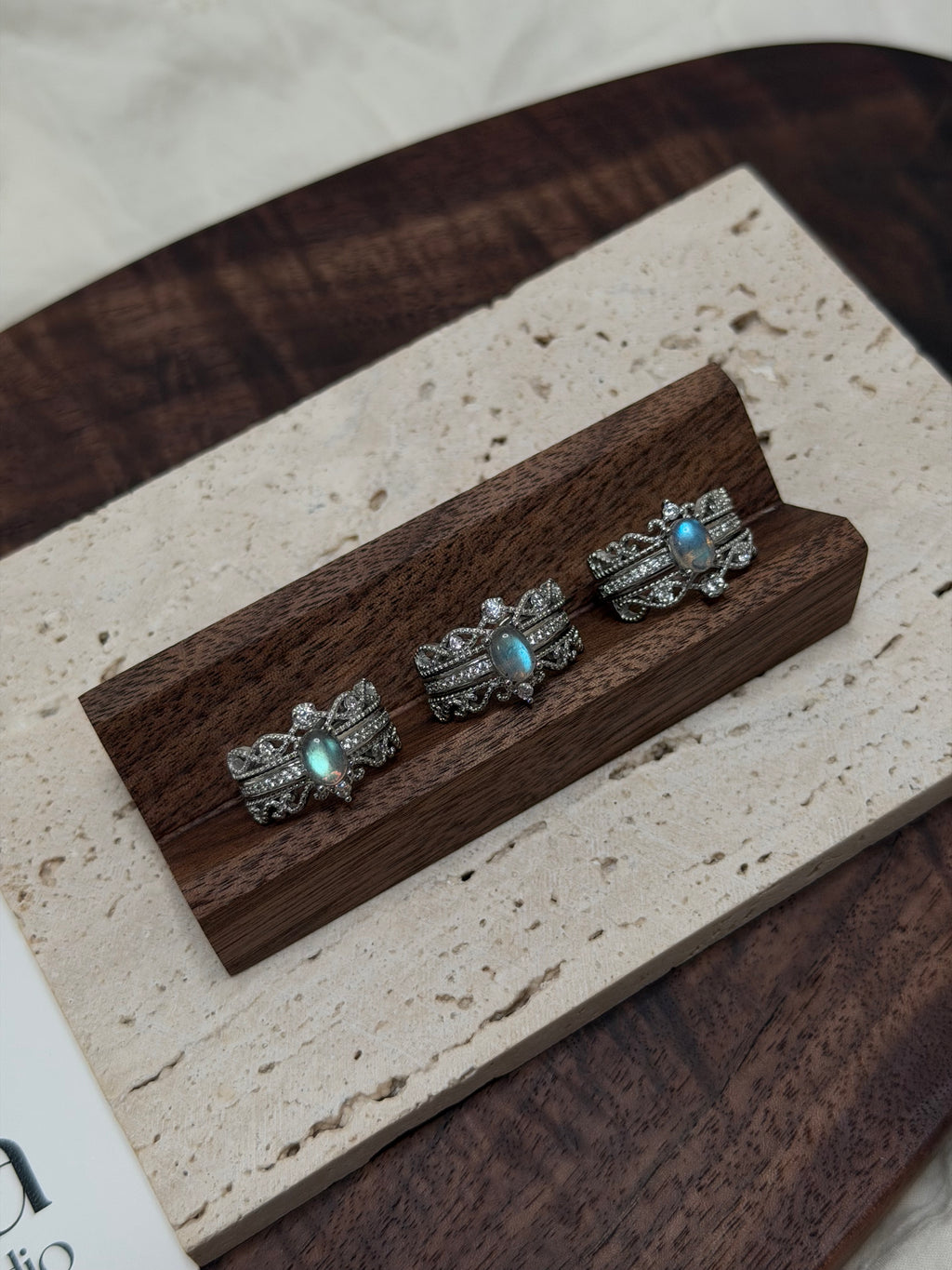 疊戴灰月光石戒指