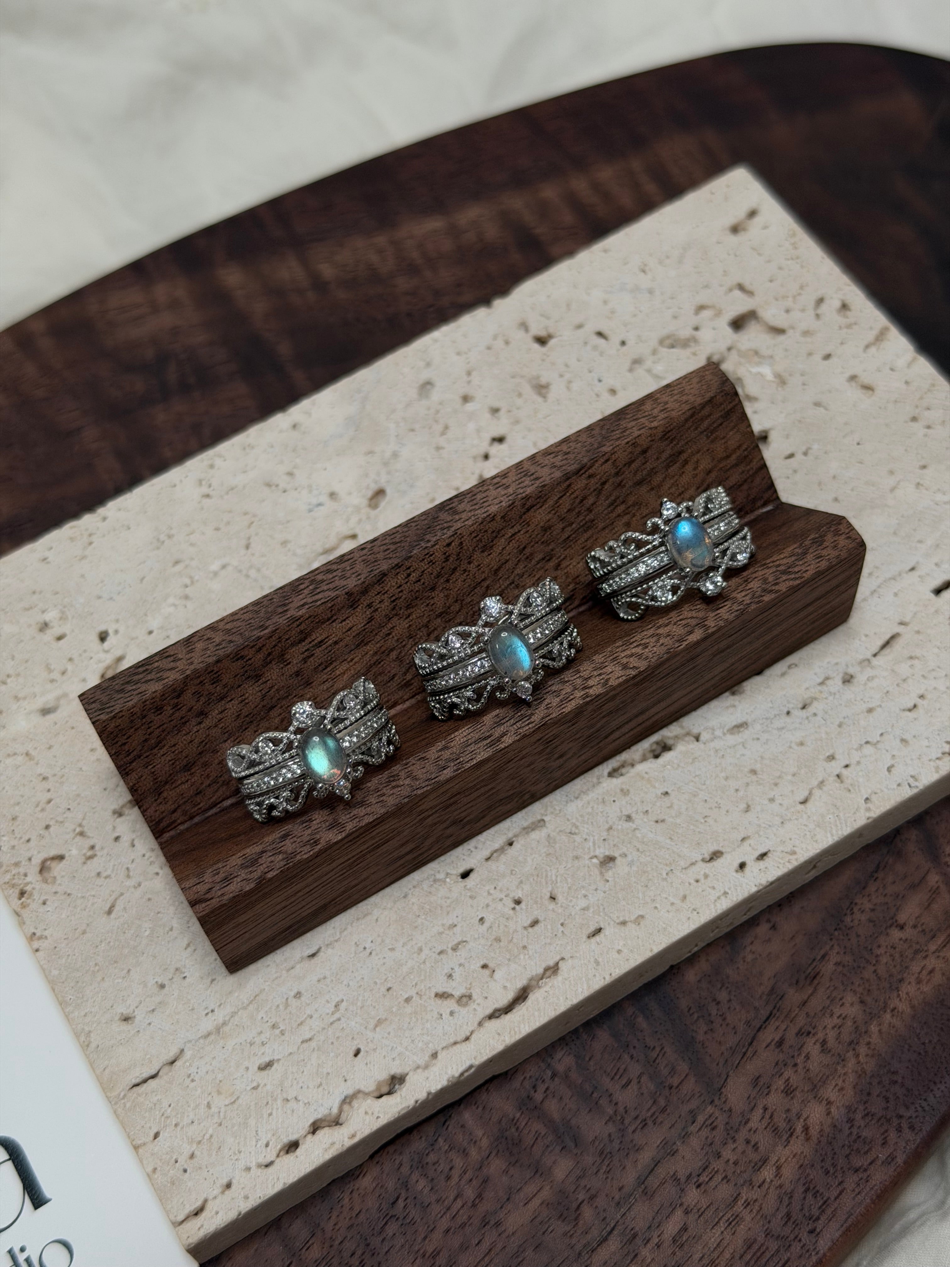 疊戴灰月光石戒指