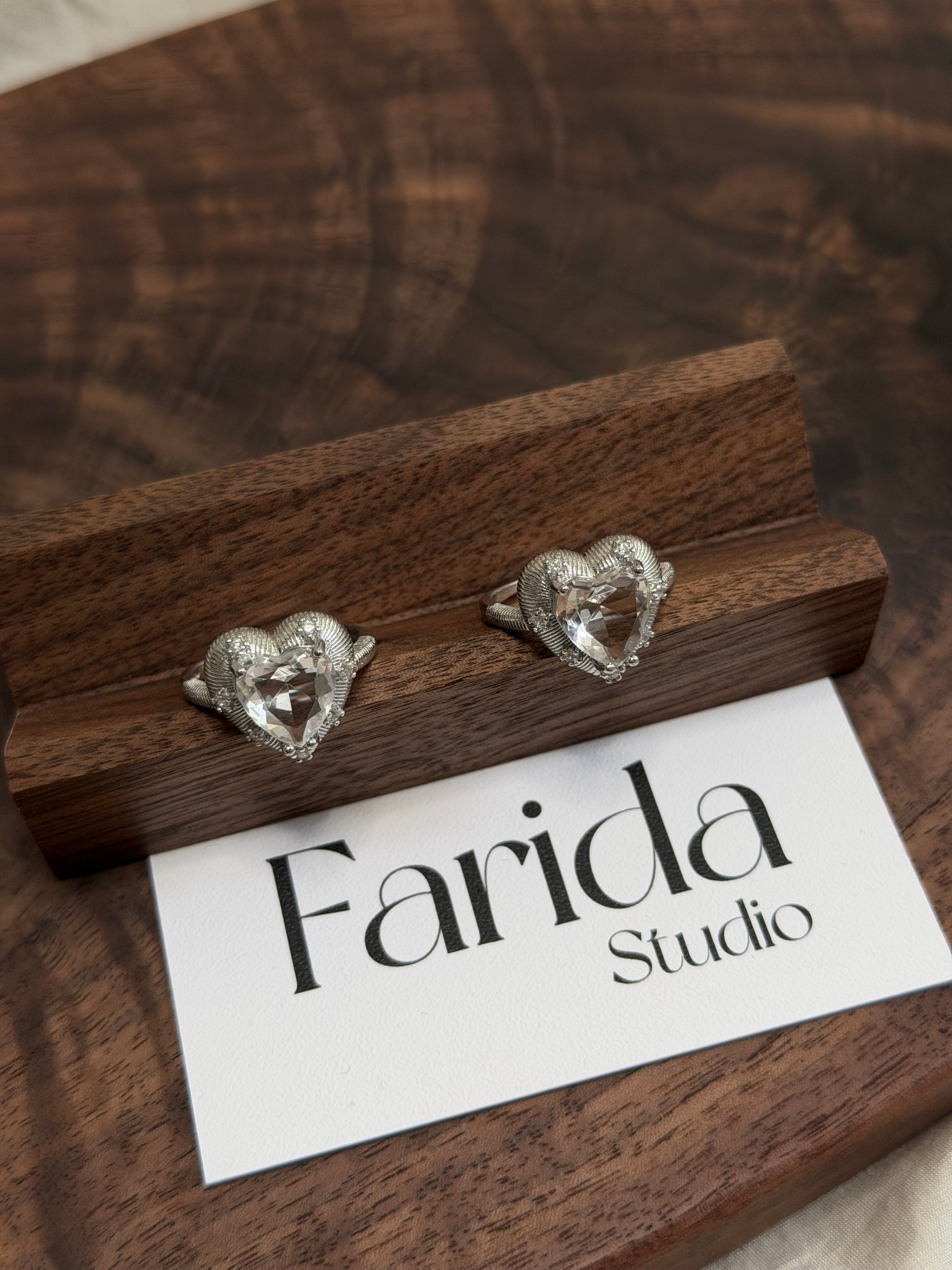 拉絲工藝愛心白水晶戒指