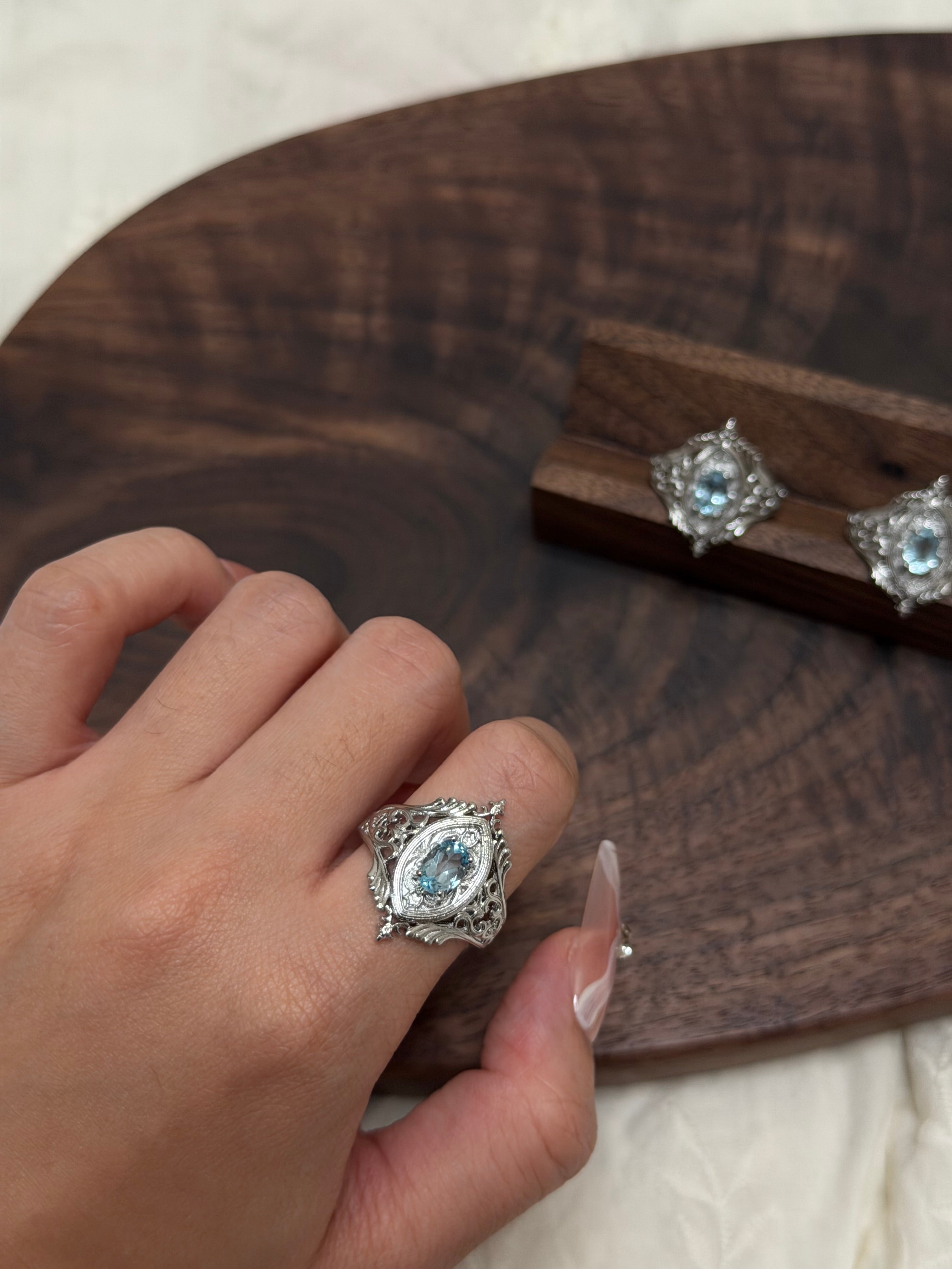 鏤空雕刻藍托帕戒指