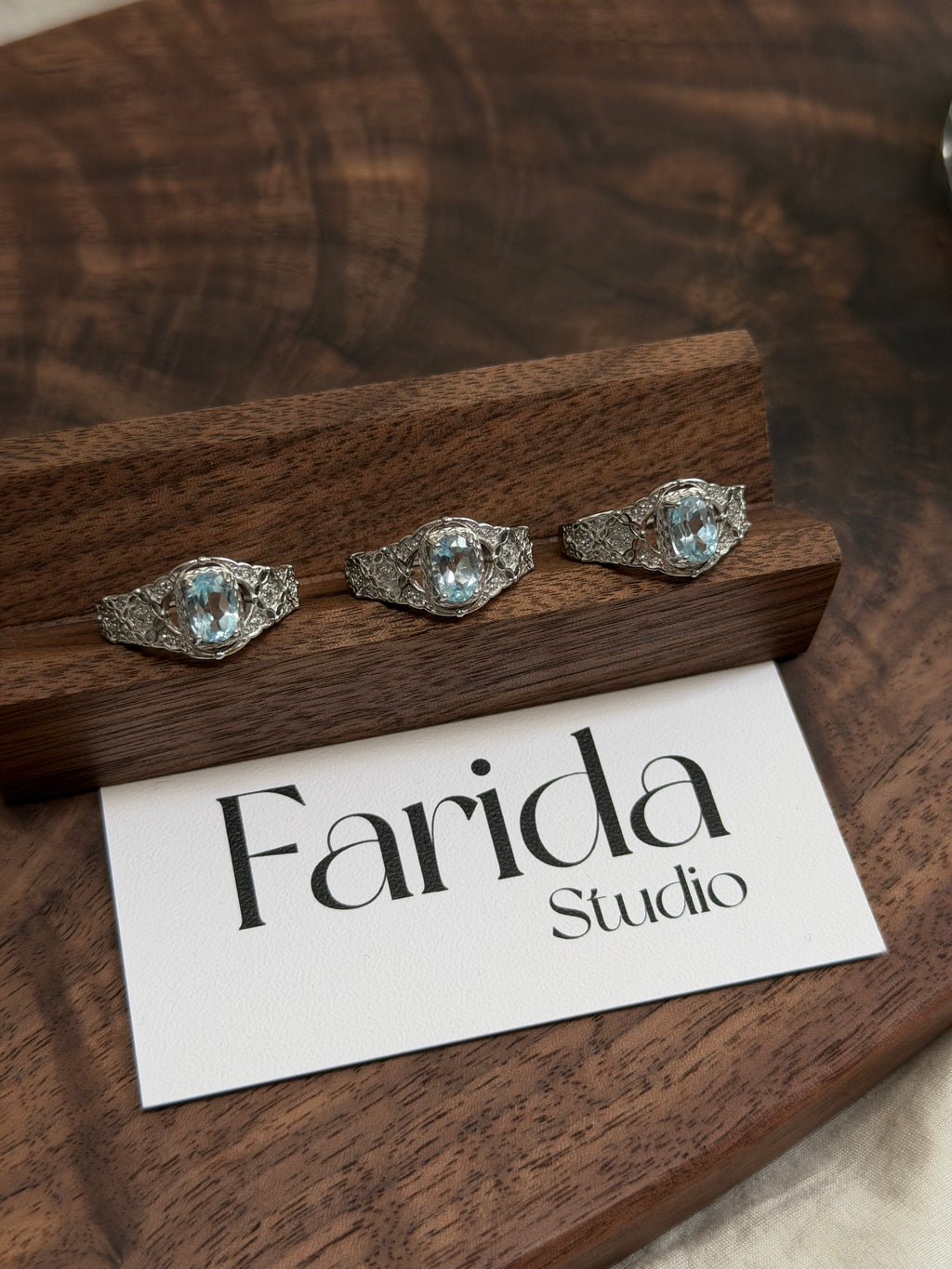 錶帶寬藍托帕戒指