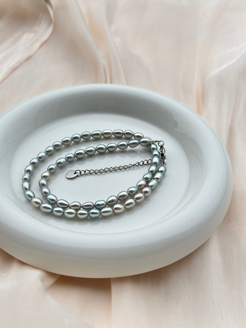 金屬光灰珍珠頸鏈