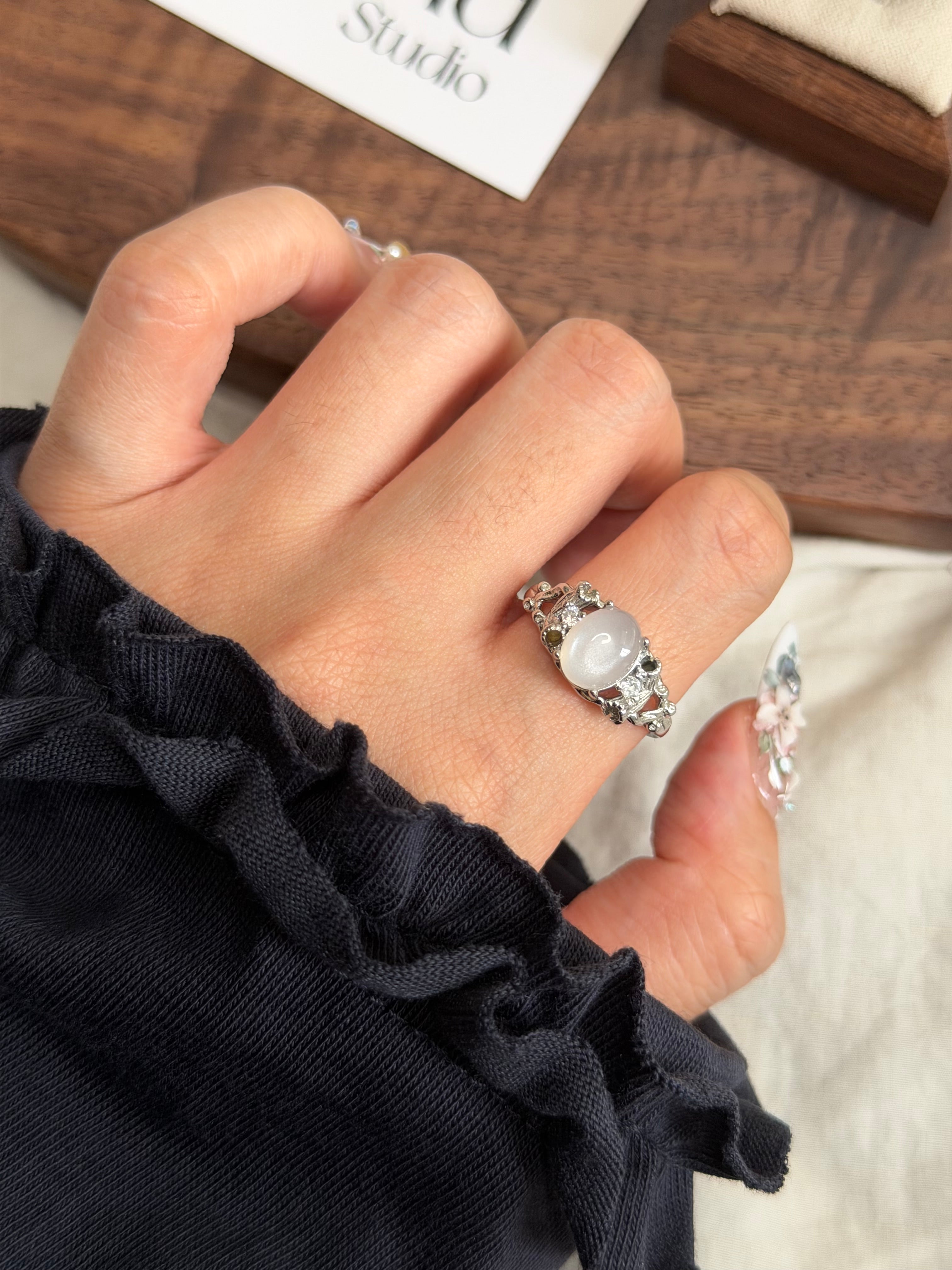 白月亮石樓空戒指