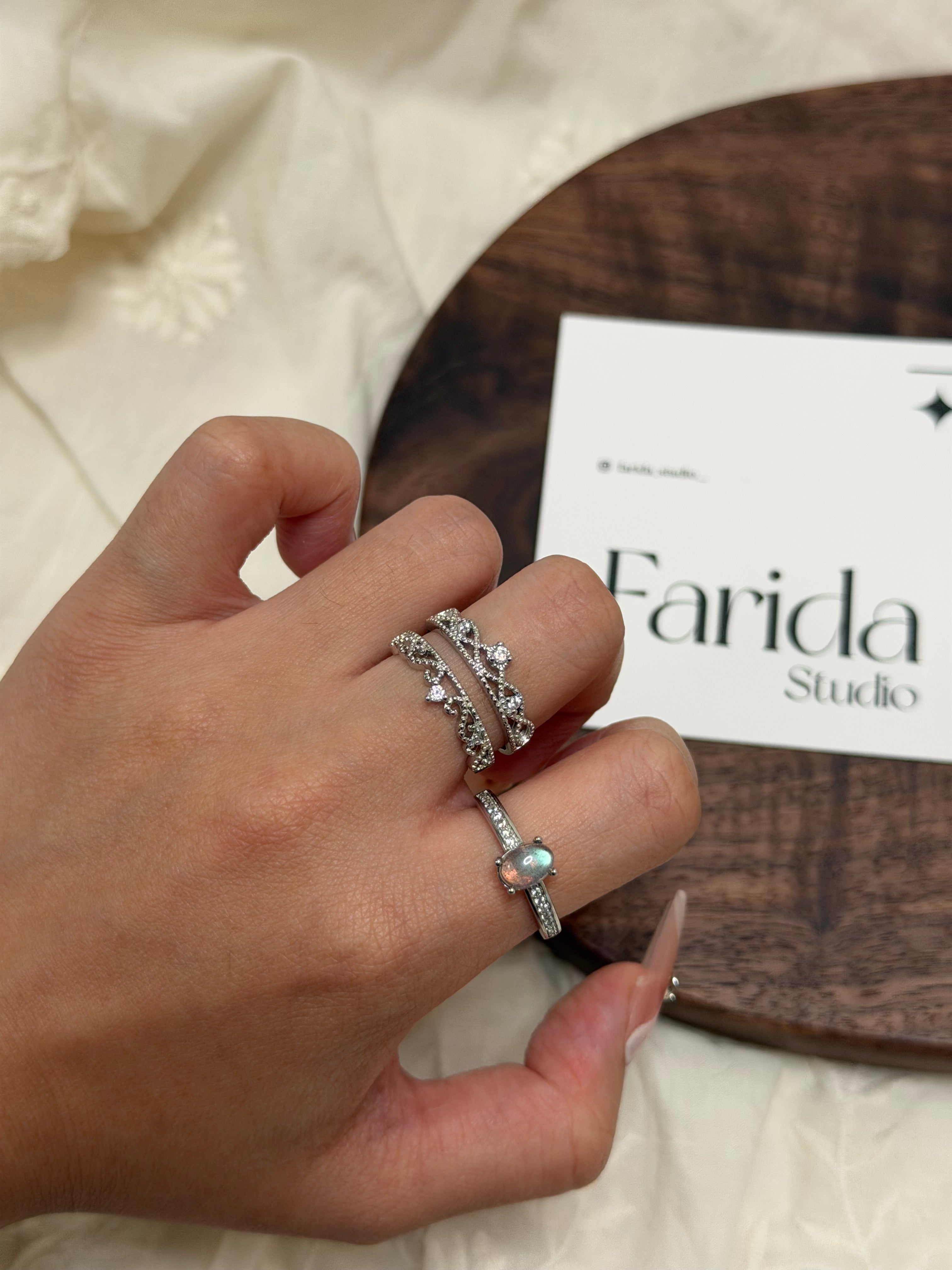 疊戴灰月光石戒指