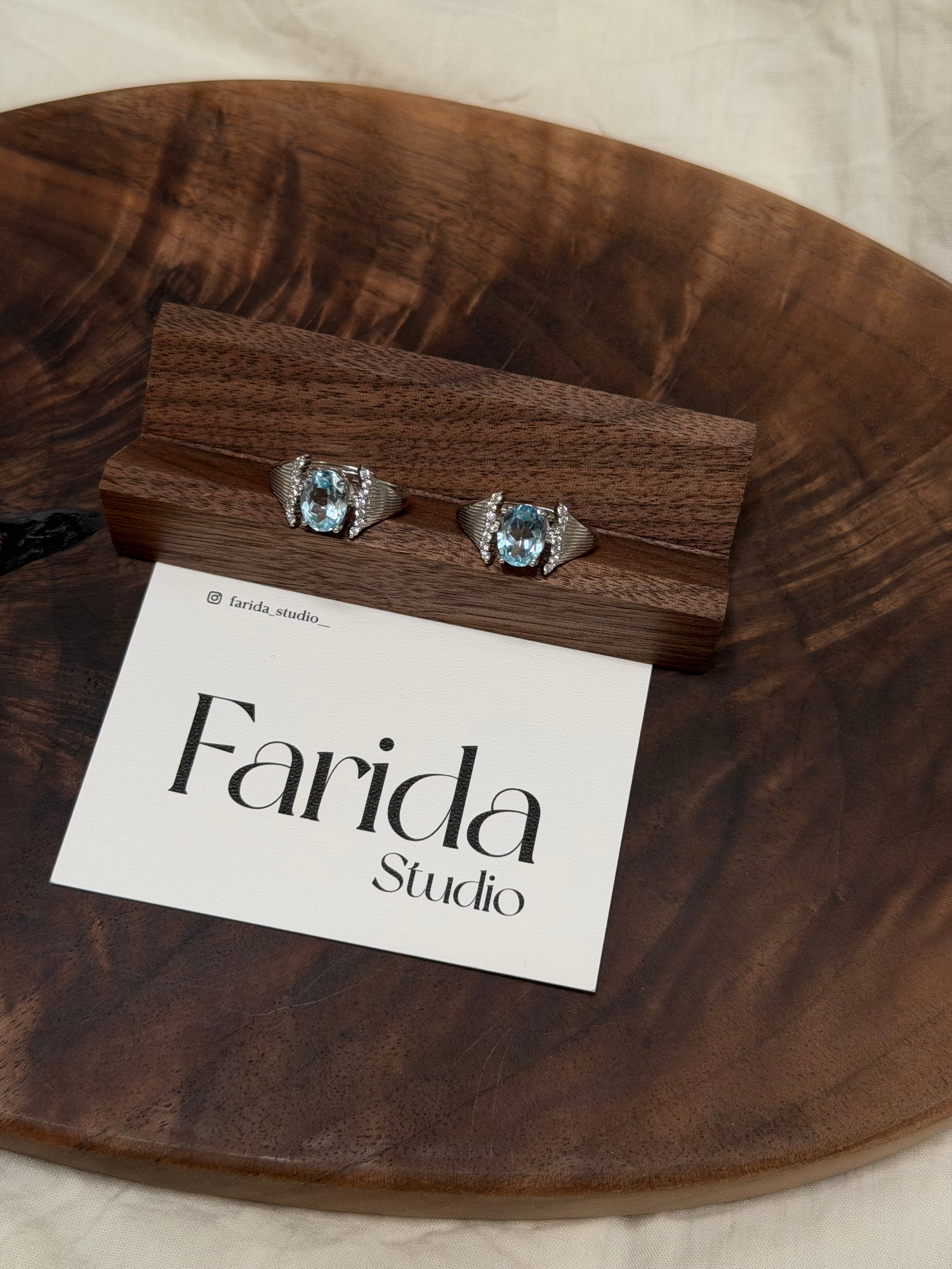 設計款藍托帕戒指