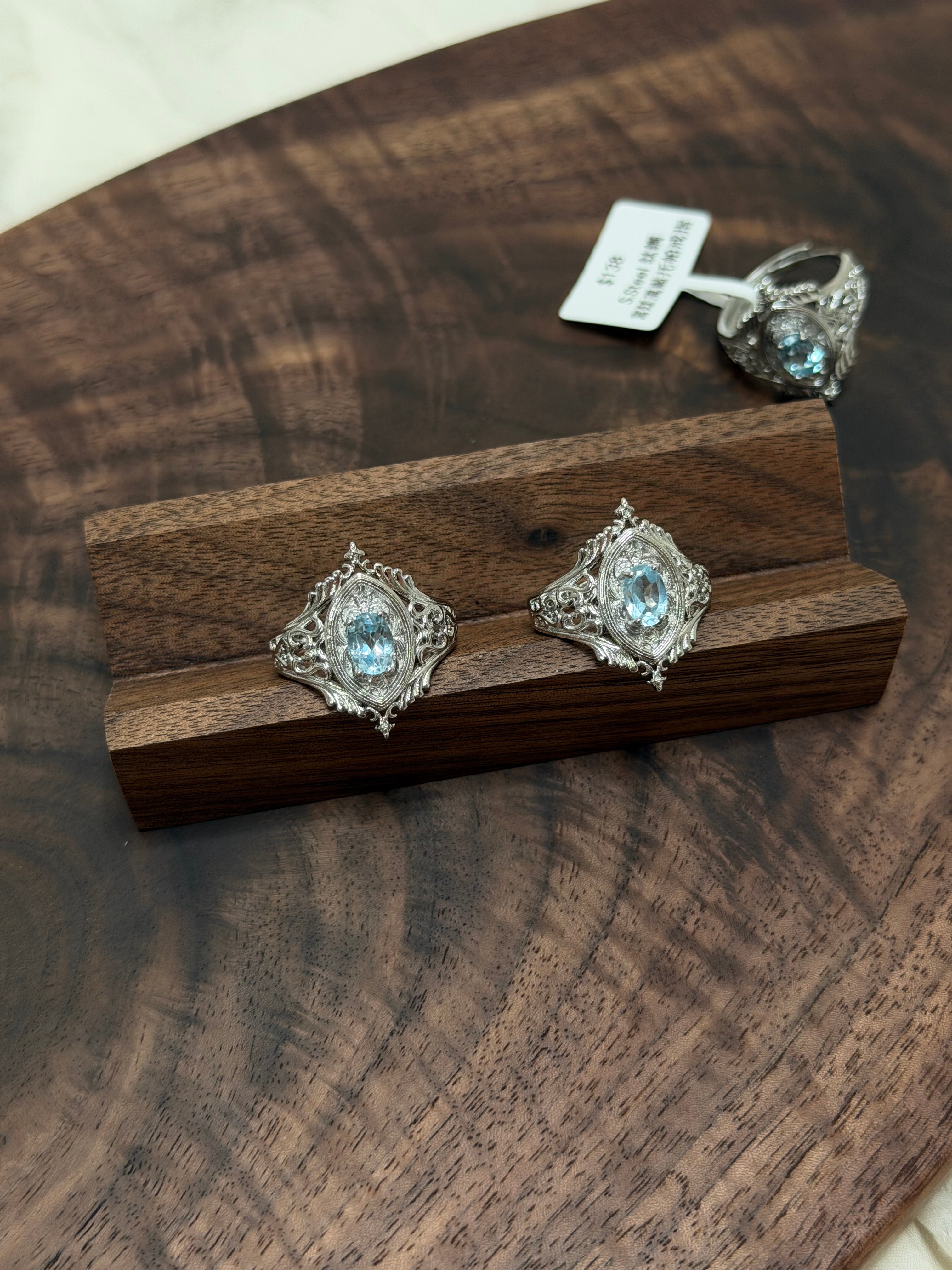 鏤空雕刻藍托帕戒指