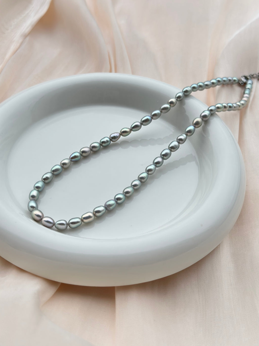 金屬光灰珍珠頸鏈