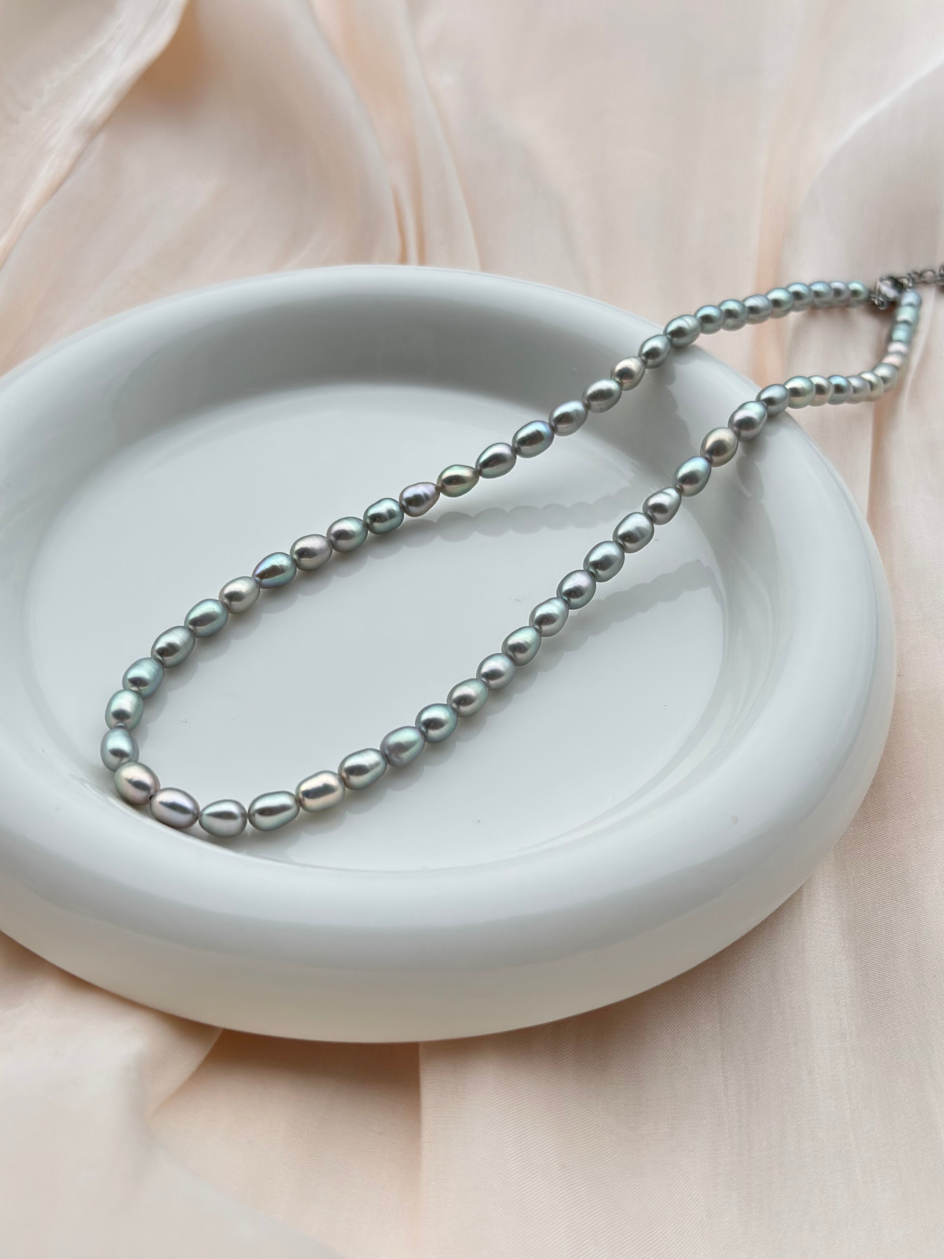 金屬光灰珍珠頸鏈