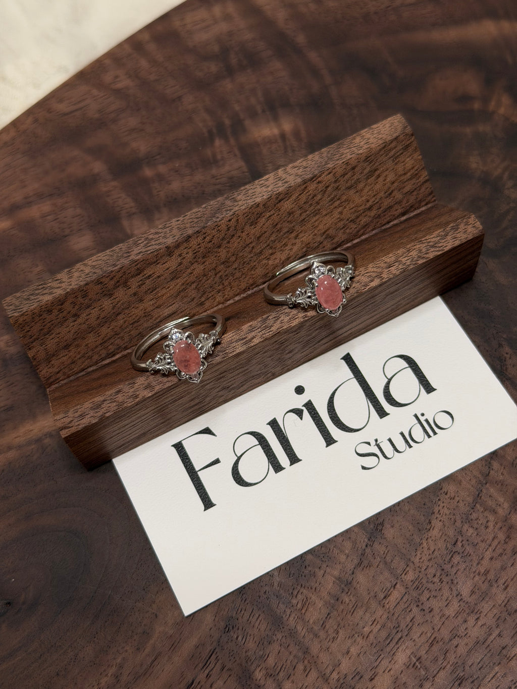 鏤空雙尖紅紋石戒指