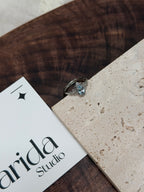 鏤空復古藍托帕戒指