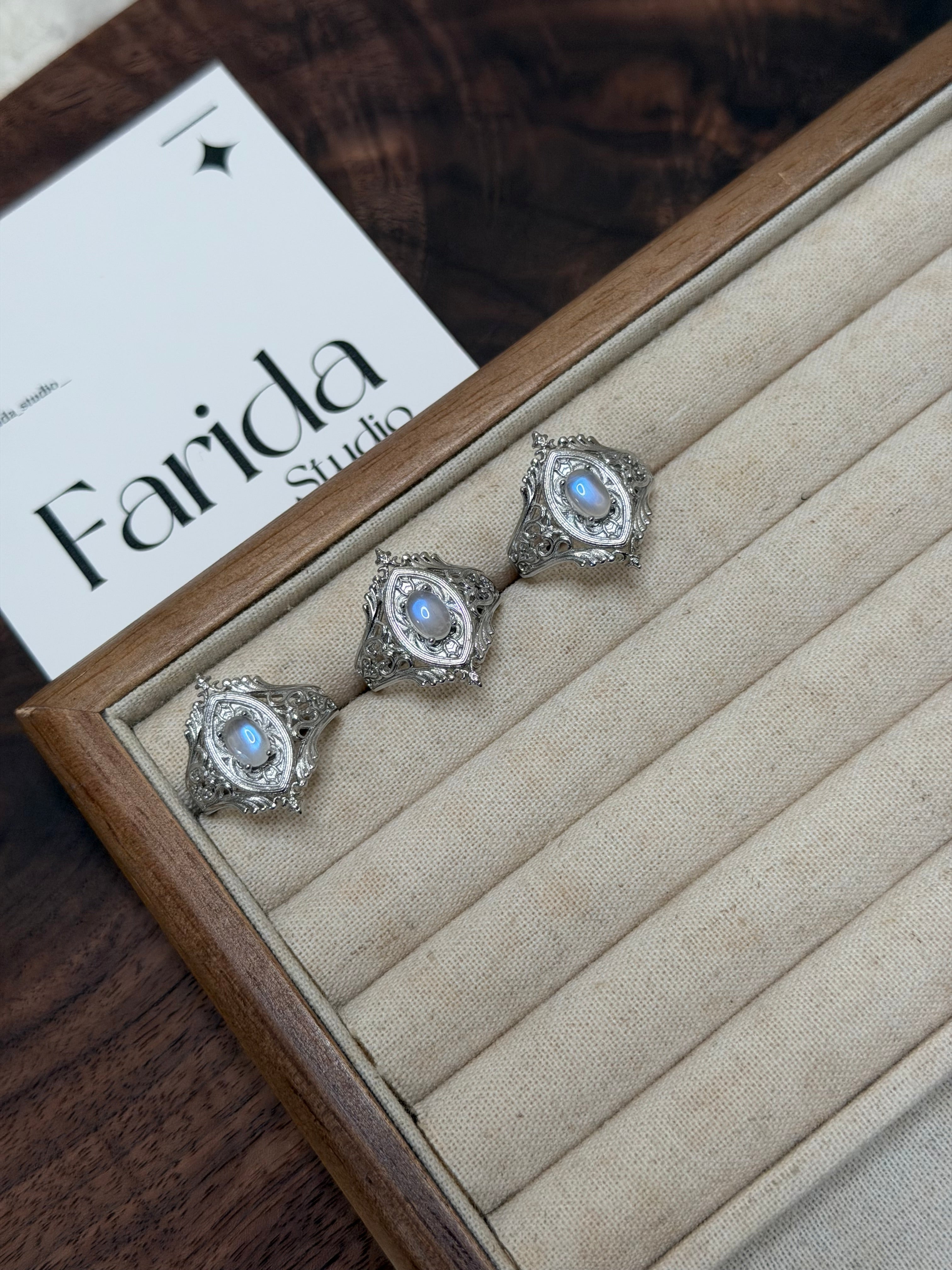 鏤空雕花藍月光石戒指