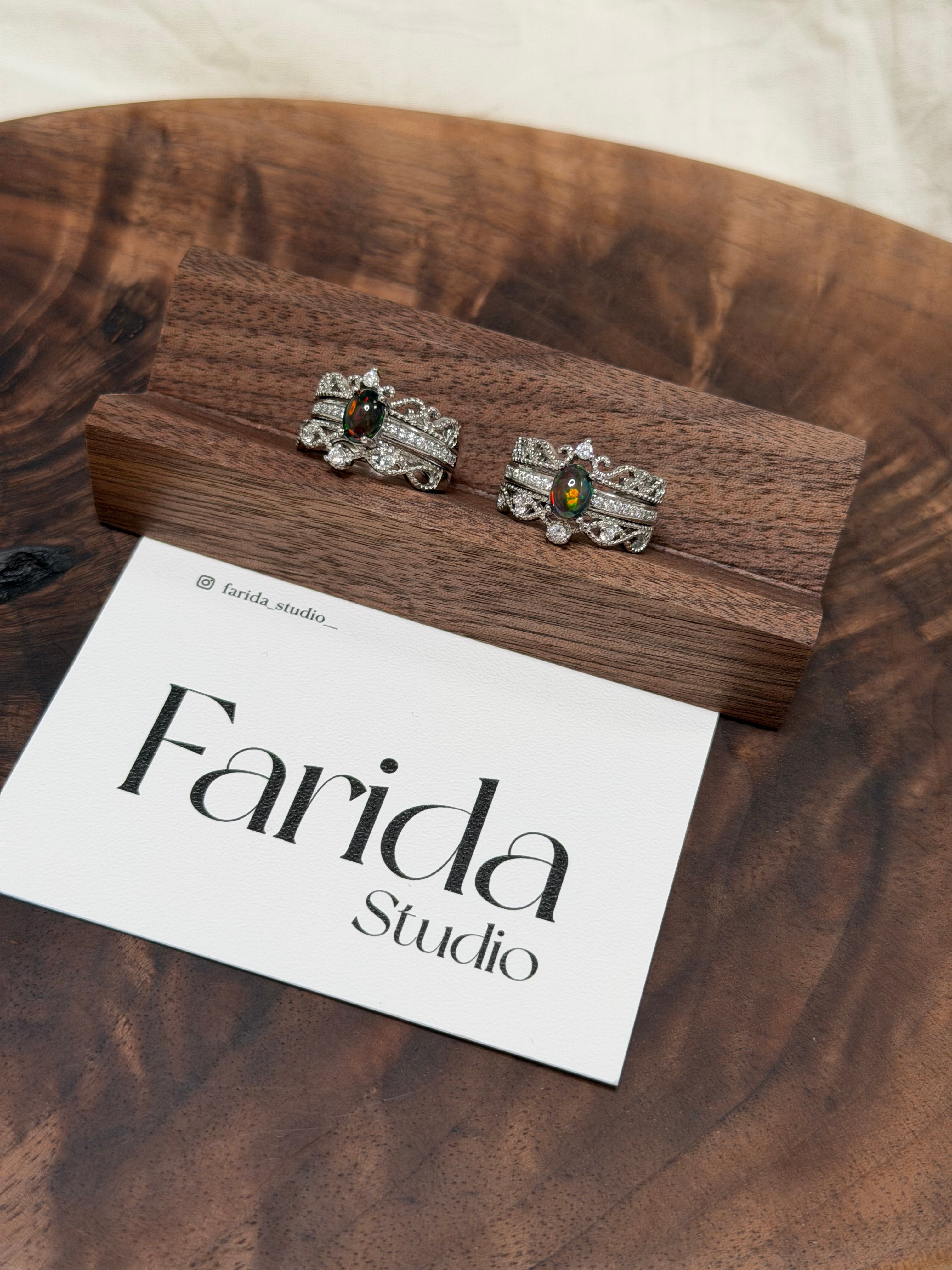 三戴黑澳寶戒指