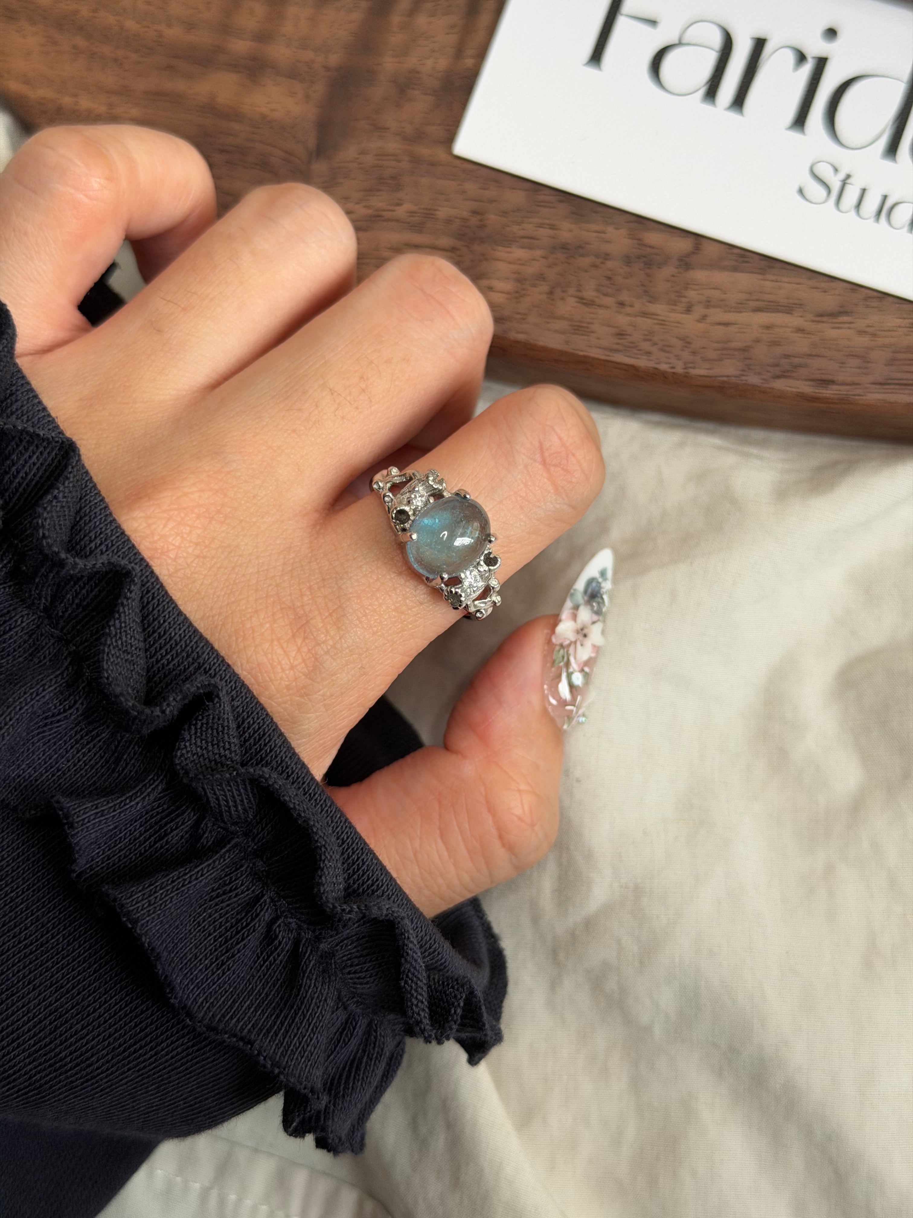 魔鬼藍海藍寶鏤空戒指