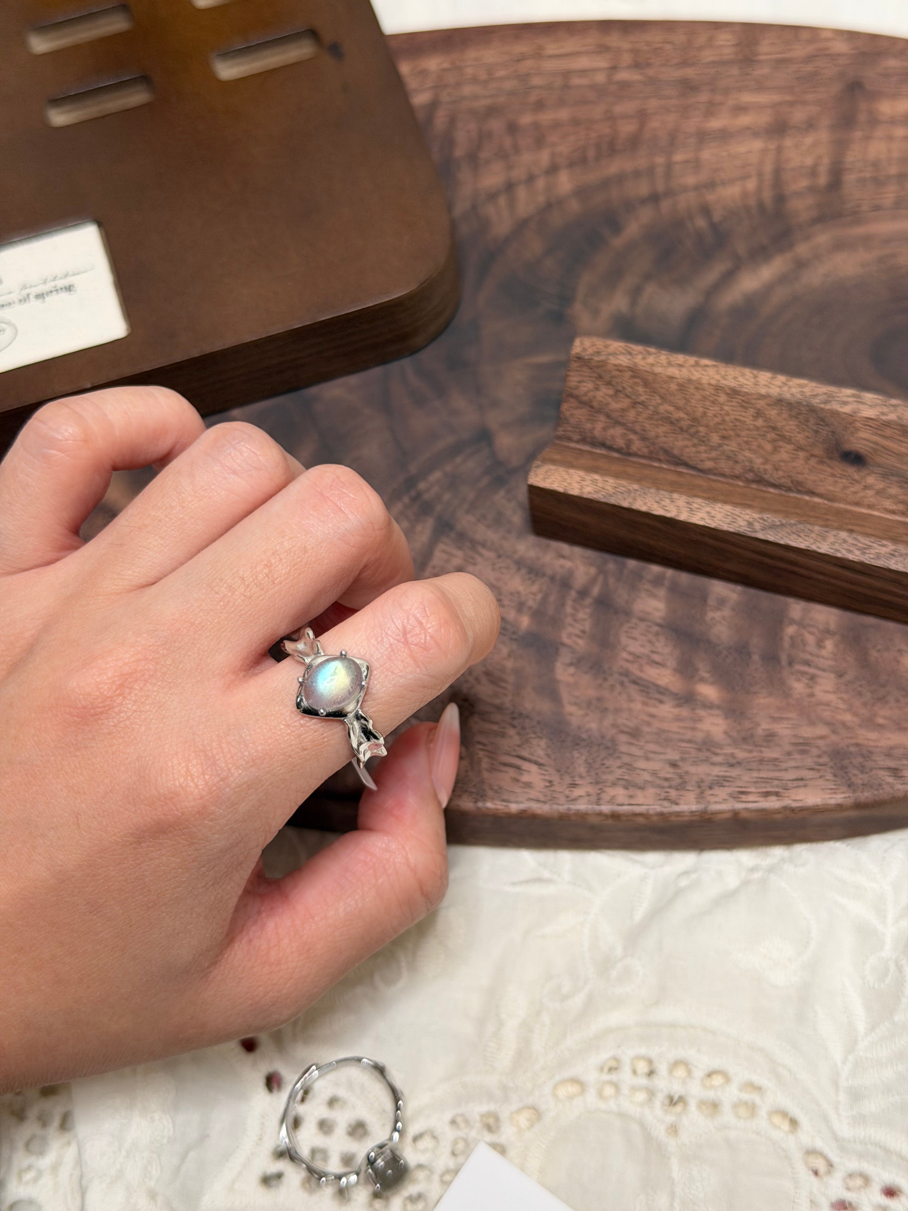 巴洛克風格灰月光戒指