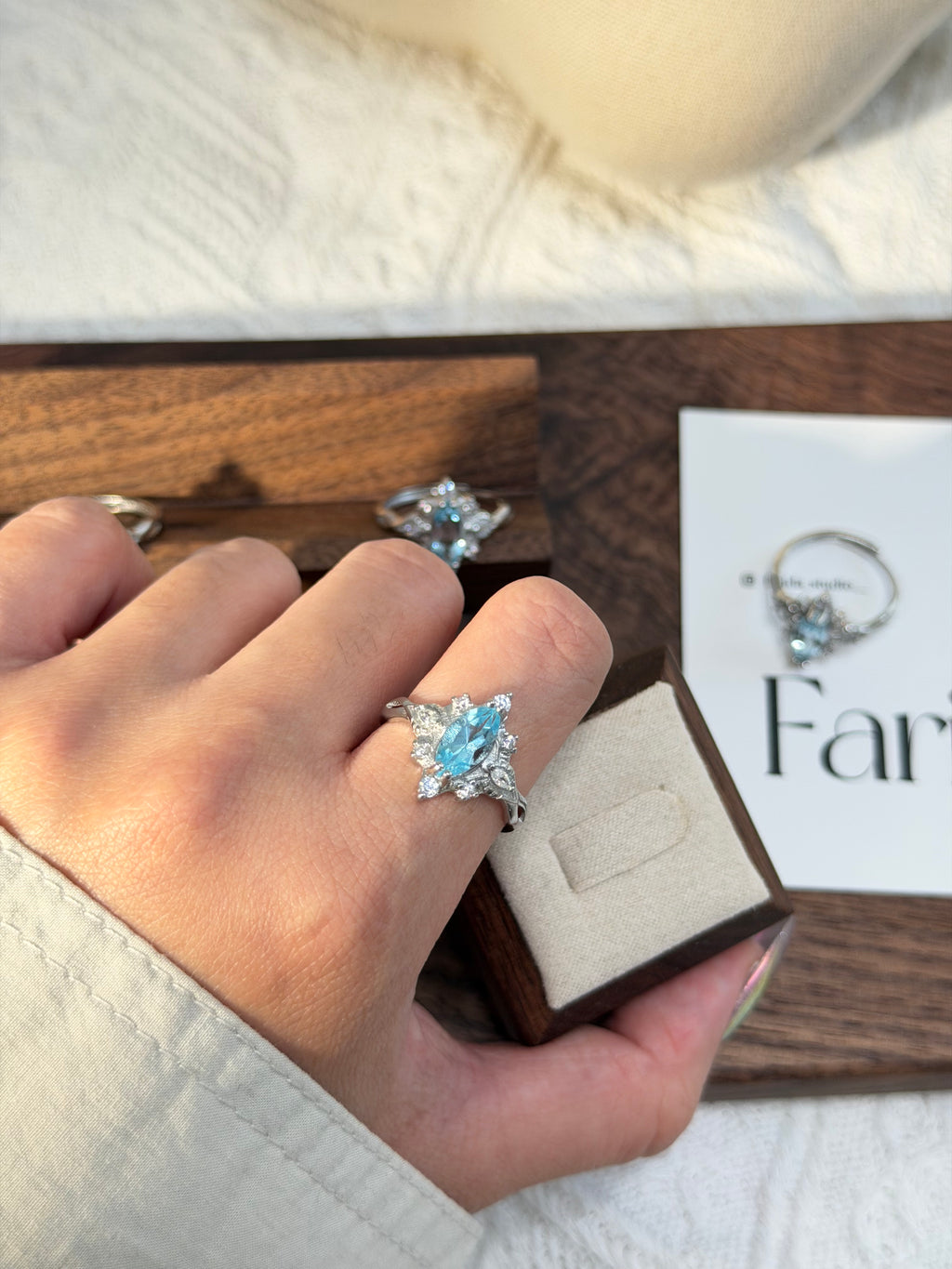 雙尖藍托帕鈦鋼戒指